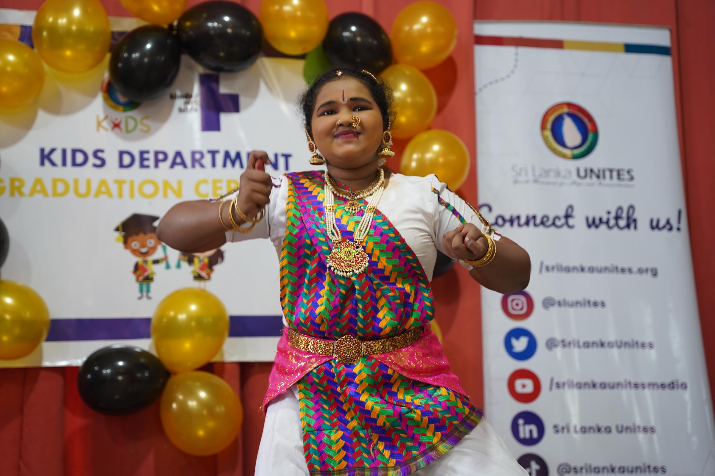 Nila führte auf der Abschlussfeier einen traditionellen tamilischen Tanz auf (Foto: Christian Nusch)