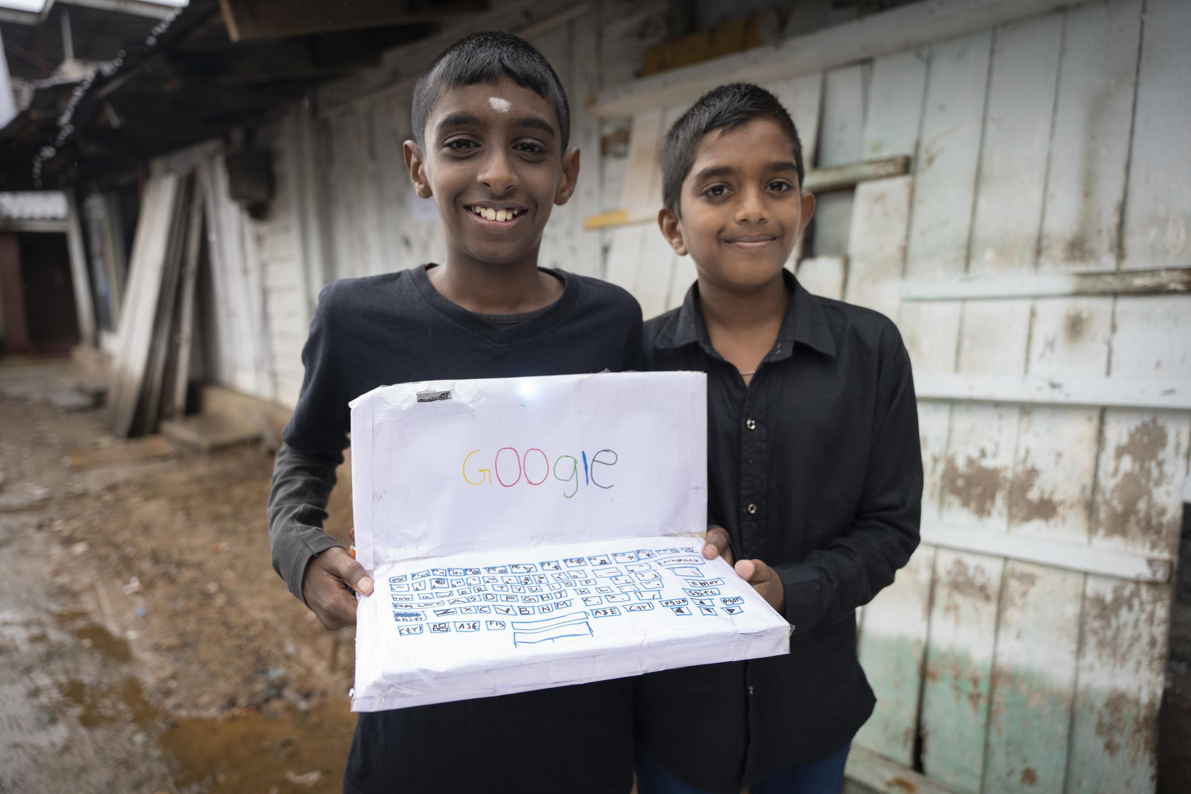 Kajan und Hakesh haben einen Laptop aus Papier gebastelt; wenn man ihn einschaltet, geht sogar ein Licht an! (Foto: Christian Nusch)
