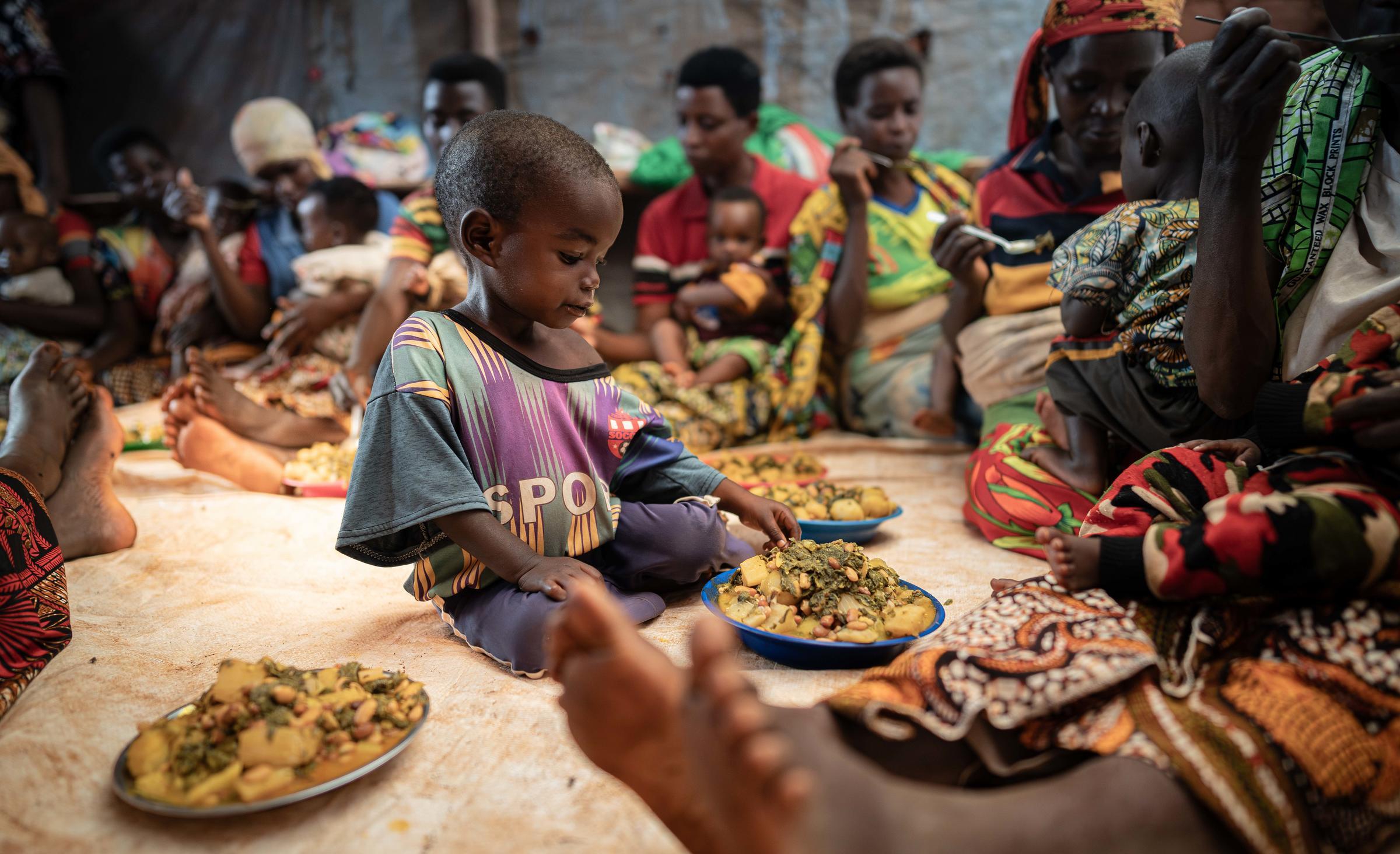 In Burundi bekommen Kinder und Familien durch die Hilfe der Kindernothilfe-Partner etwas zu essen. Vor allem Kinder erhalten Spezialnahrung. (Foto: Jakob Studnar) In Burundi bekommen Kinder und Familien durch die Hilfe der Kindernothilfe-Partner etwas zu essen. Vor allem Kinder erhalten Spezialnahrung. (Foto: Jakob Studnar)