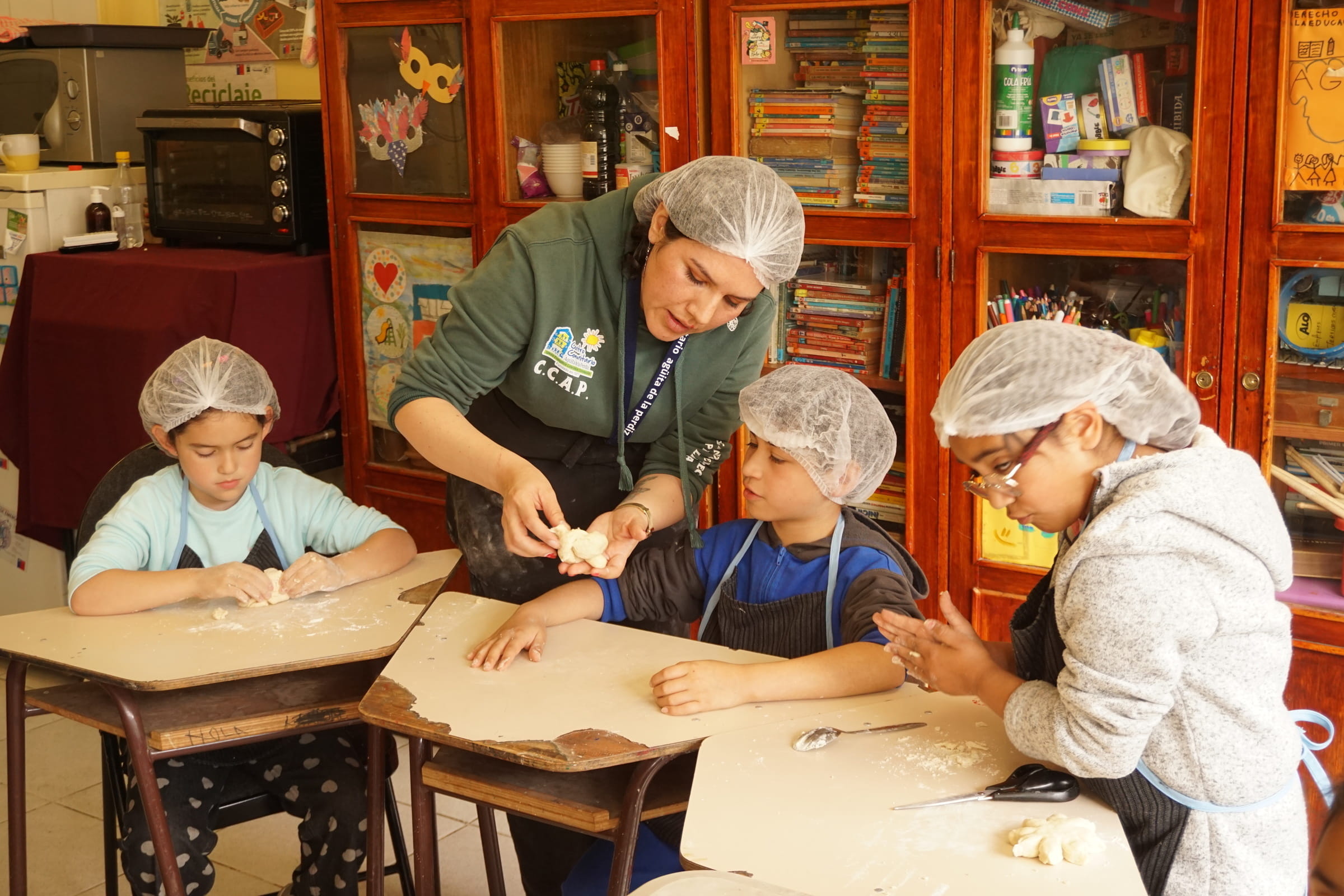 Kinder kochen in Chile. (Foto: Kindernothilfepartner) Kinder kochen in Chile. (Foto: Kindernothilfepartner)