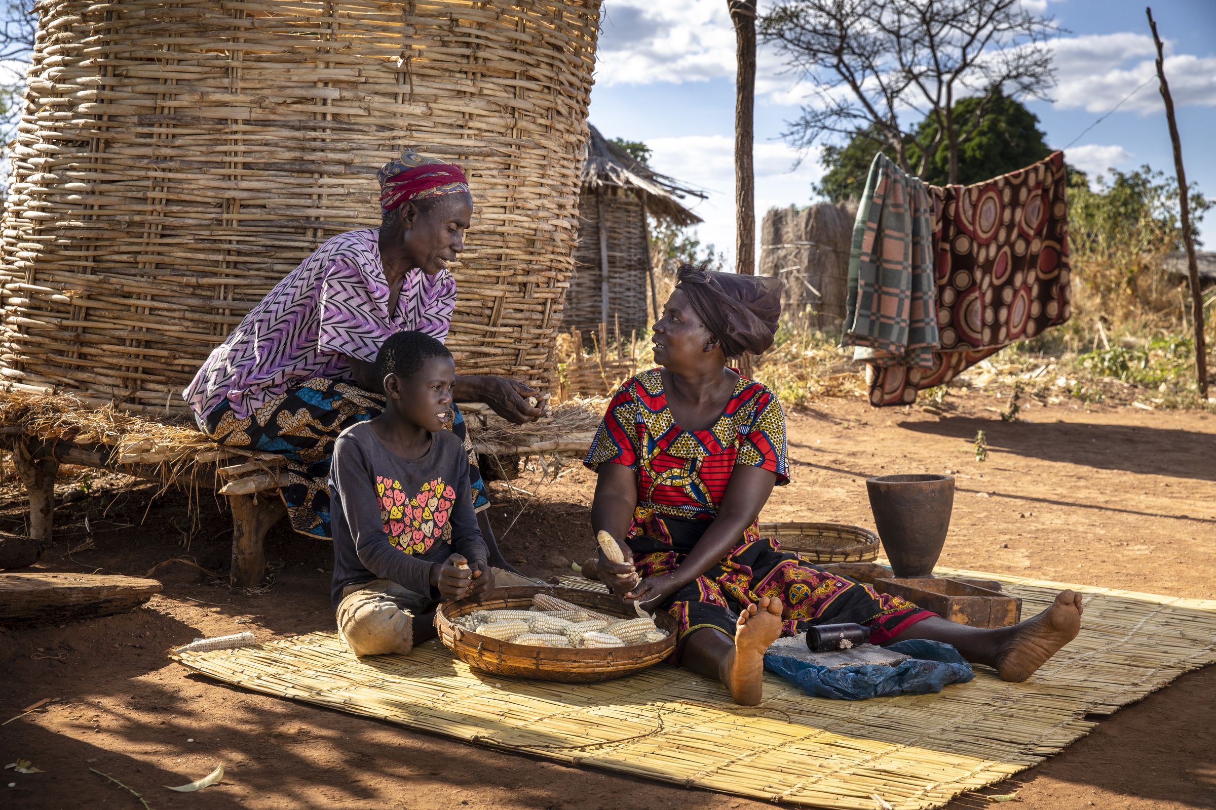 Zwei Frauen und ein Kind in Sambia. (Christian O. Bruch)