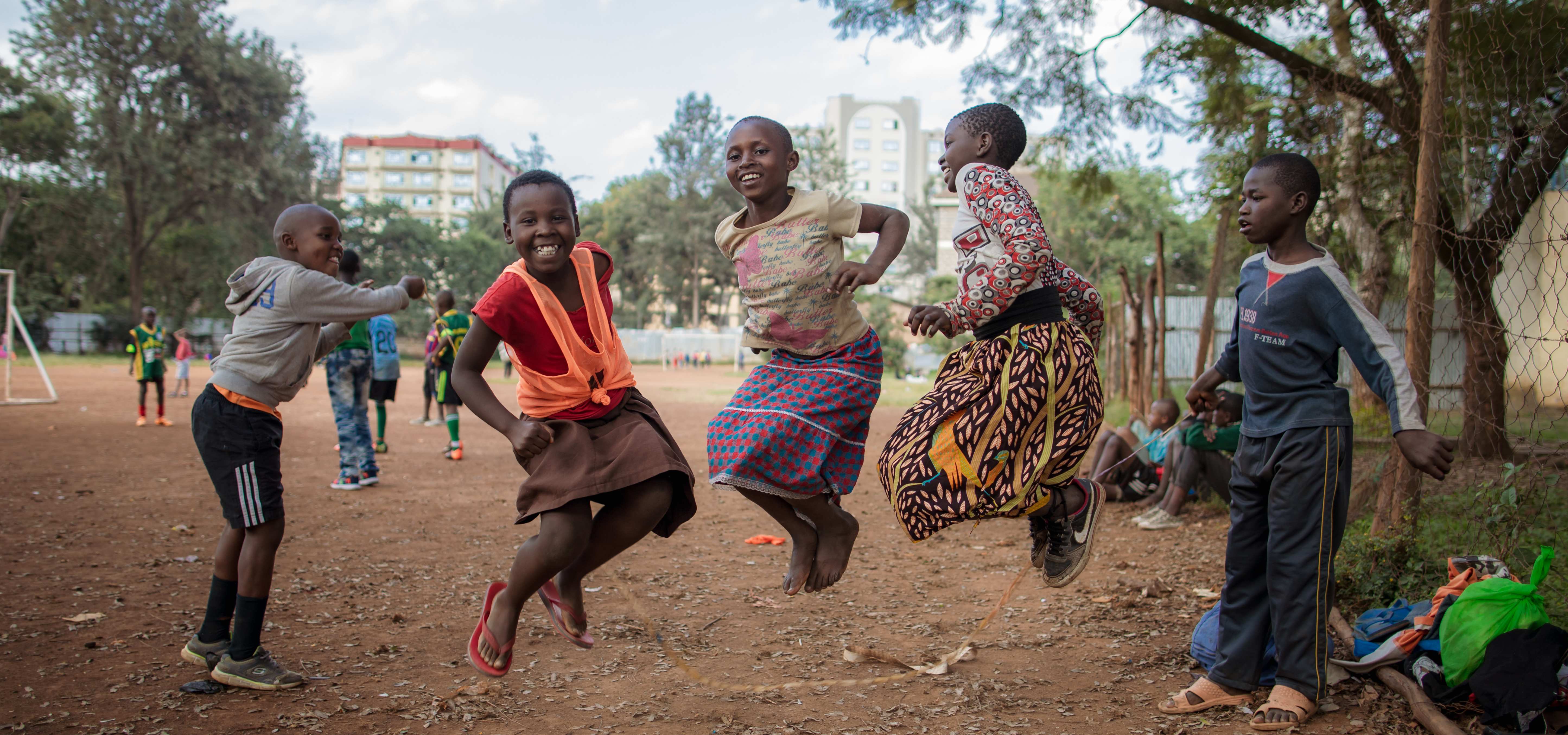 Kinder beim Seilspringen in Kenia (Foto: Lars Heidrich)
