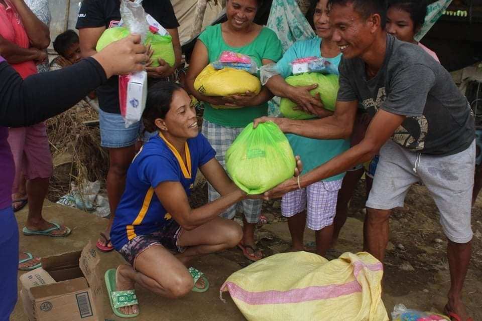 Hilfsgüterverteilung nach Taifun Rai auf den Philippinen (Foto: Kindernothilfe-Partner)