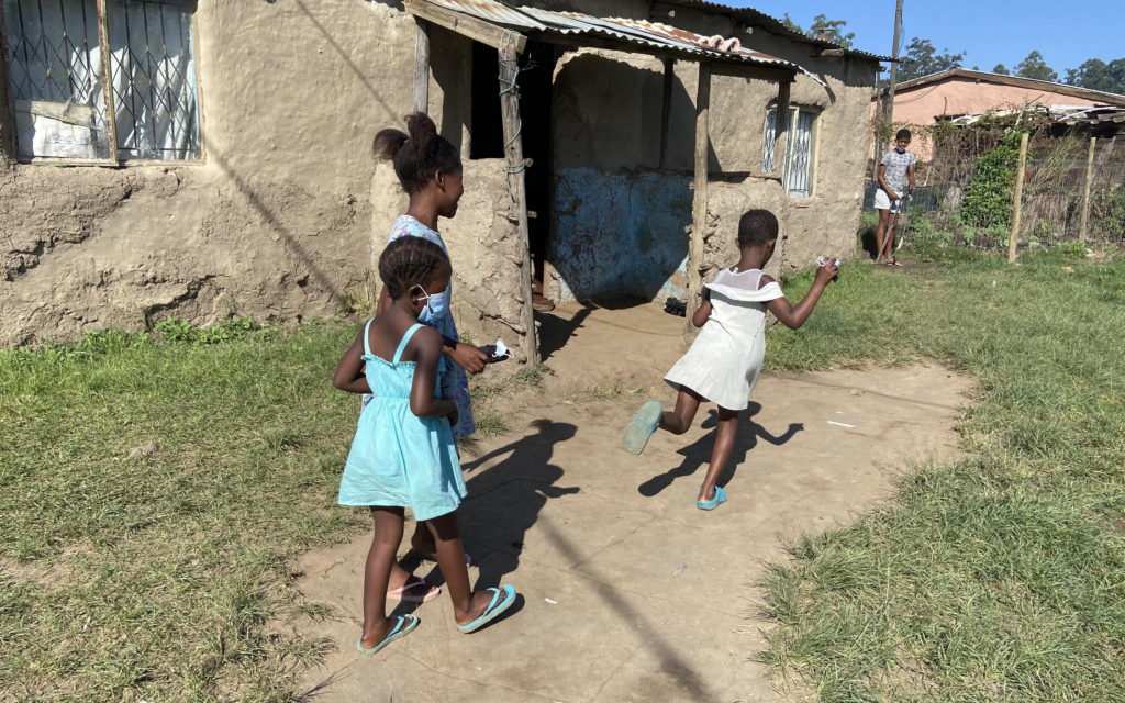 Kinder in Südafrika beim Hüpfspiel (Foto: Anne Becker)