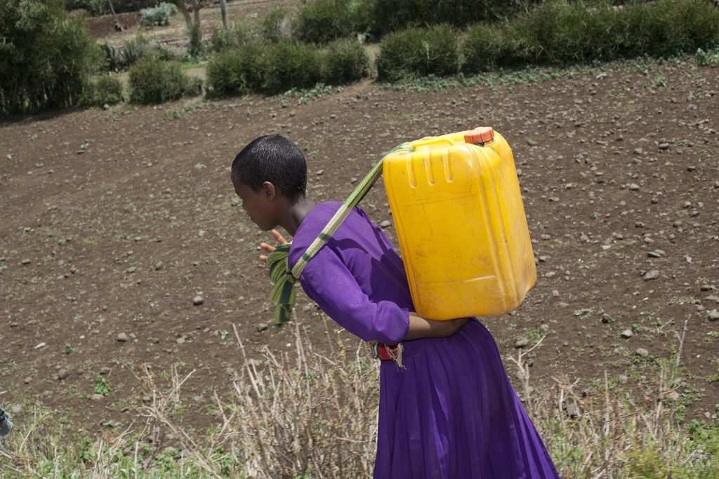 Mädchen trägt Wasserkanister in Äthiopien (Foto: Kindernothilfepartner)