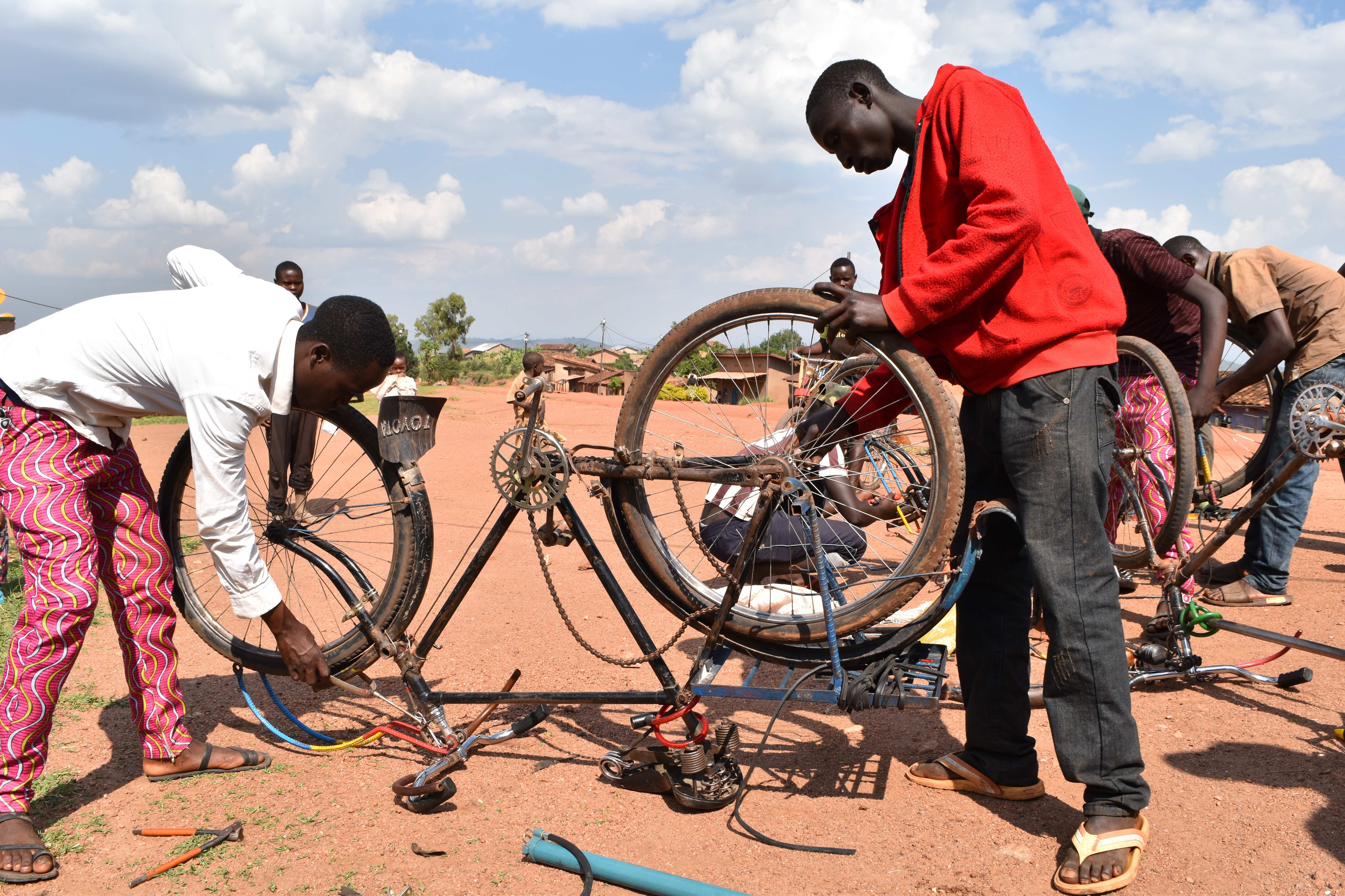 Fahrradmechaniker in Ruanda (Foto: Anderas Wagner)