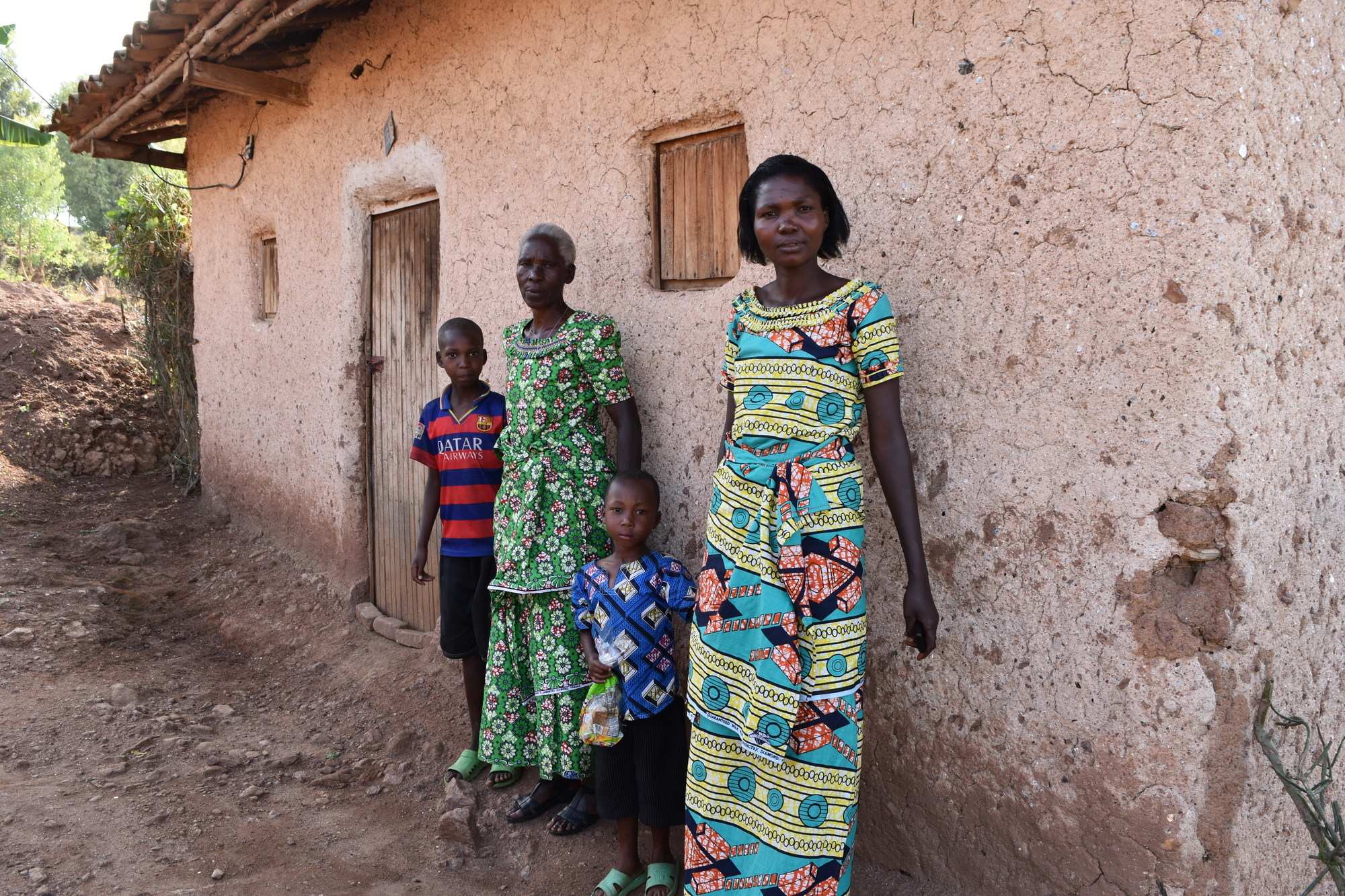 Eine Familie vor ihrem Lehmhaus in Ruanda (Foto: Andreas Wagner)