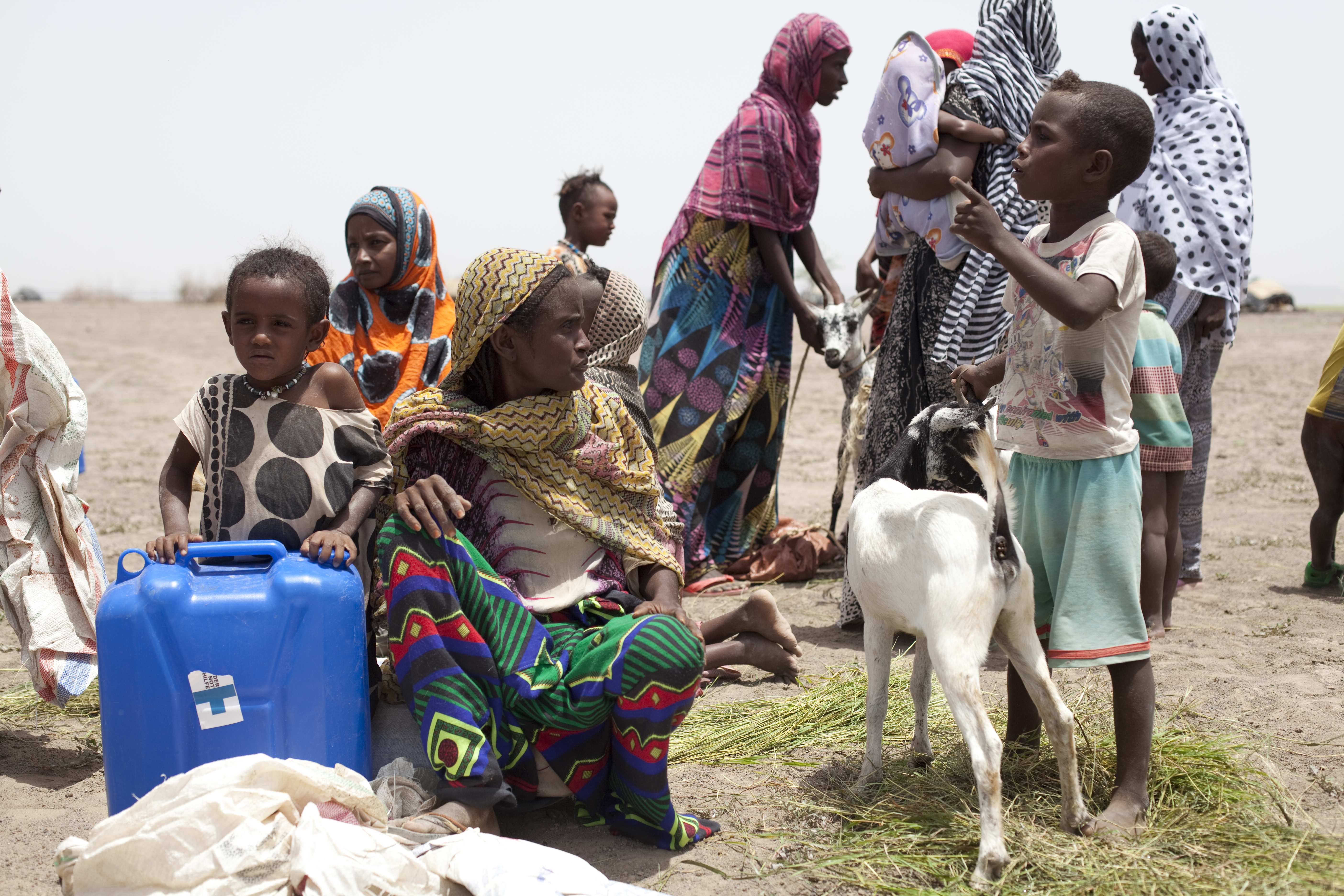 Afar Nomaden bei der Lebensmittelverteilung - Humanitäre Hilfe für Dürreopfer in Äthiopien; Afar Nomaden, Wüste, Lebensmittelverteilung, Frauen; Frauen, Kinder