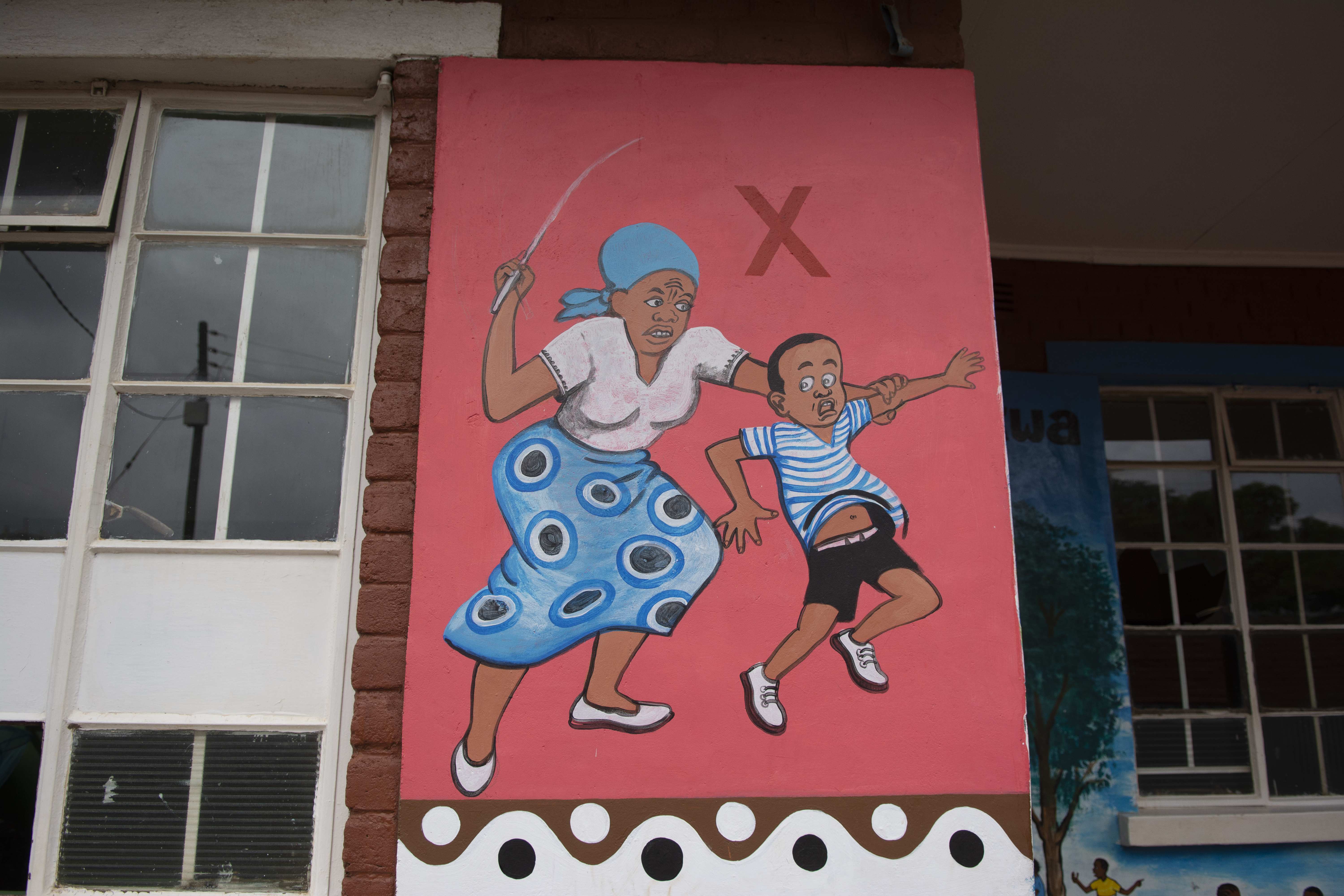 Wandbild im Tikondane-Projekt: Eine Mutter schlägt ihr Kind, und das ist verboten! (Quelle: Christian Nusch)