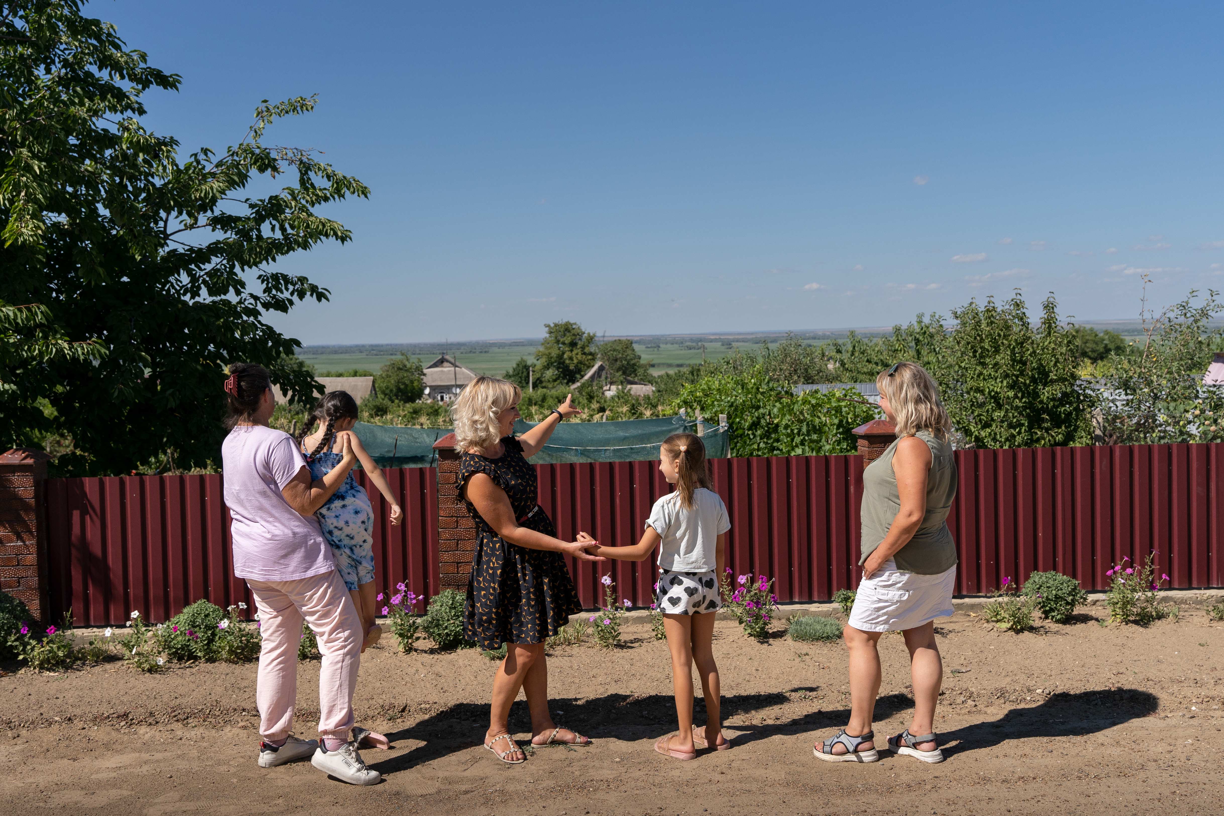 Blick über den Zaun in die Heimat: Hinter den Bäumen beginnt die Ukraine (Quelle: Christian Nusch)