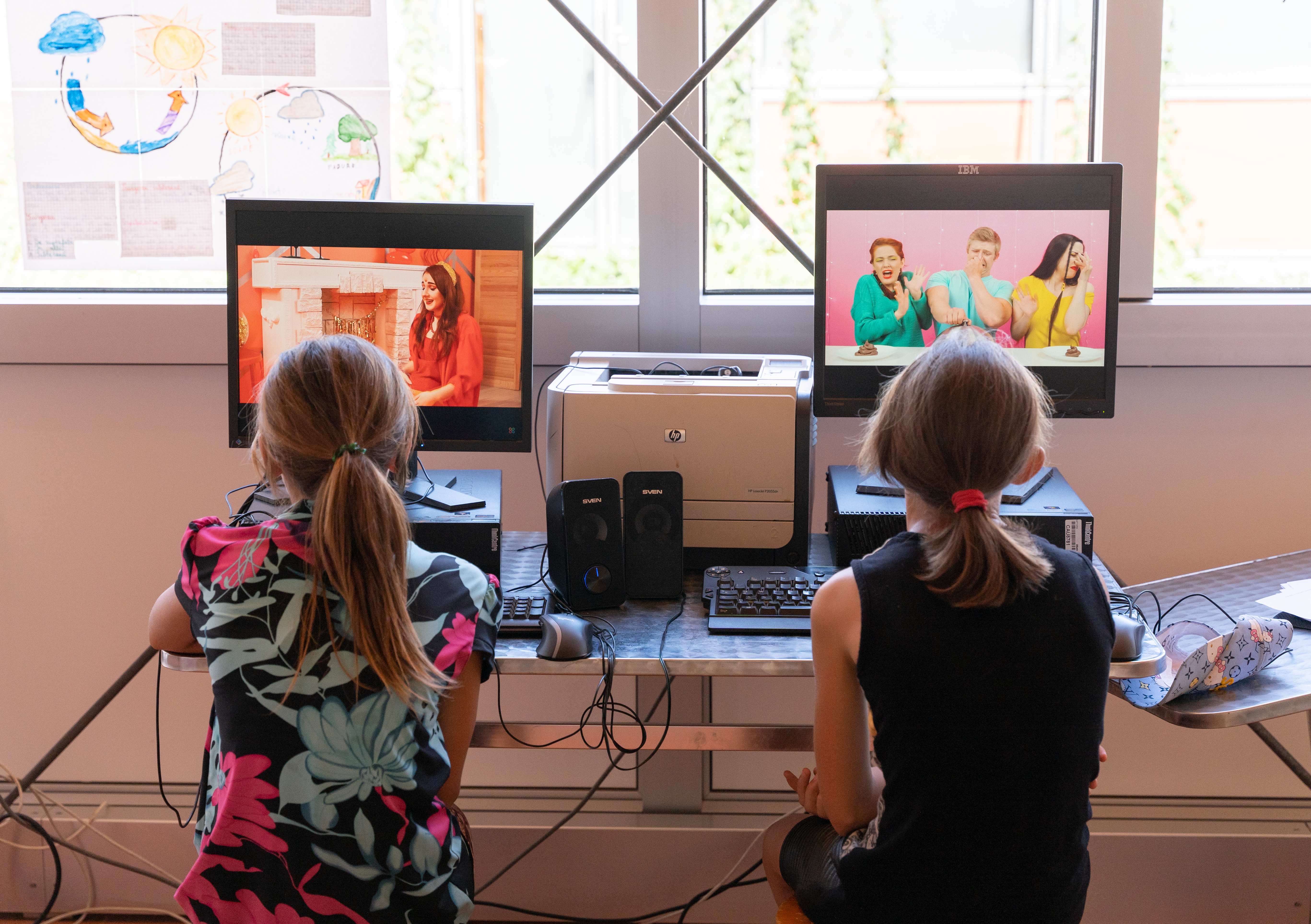 Zwei Mädchen an den PCs im Multifunktionszentrum (Quelle: Christian Nusch)
