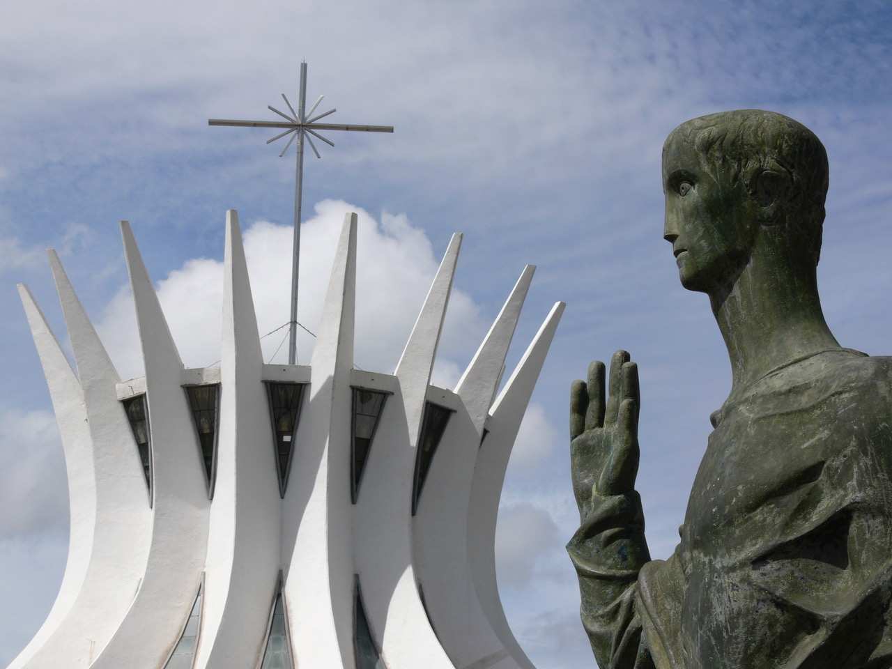 Wer hält die Hand über Brasilien? Die nach Plänen von Oscar Niemeyer zwischen 1958 und 1970 erbaute Kathedrale der Hauptstadt Brasilia (Foto: Jürgen Schübelin)