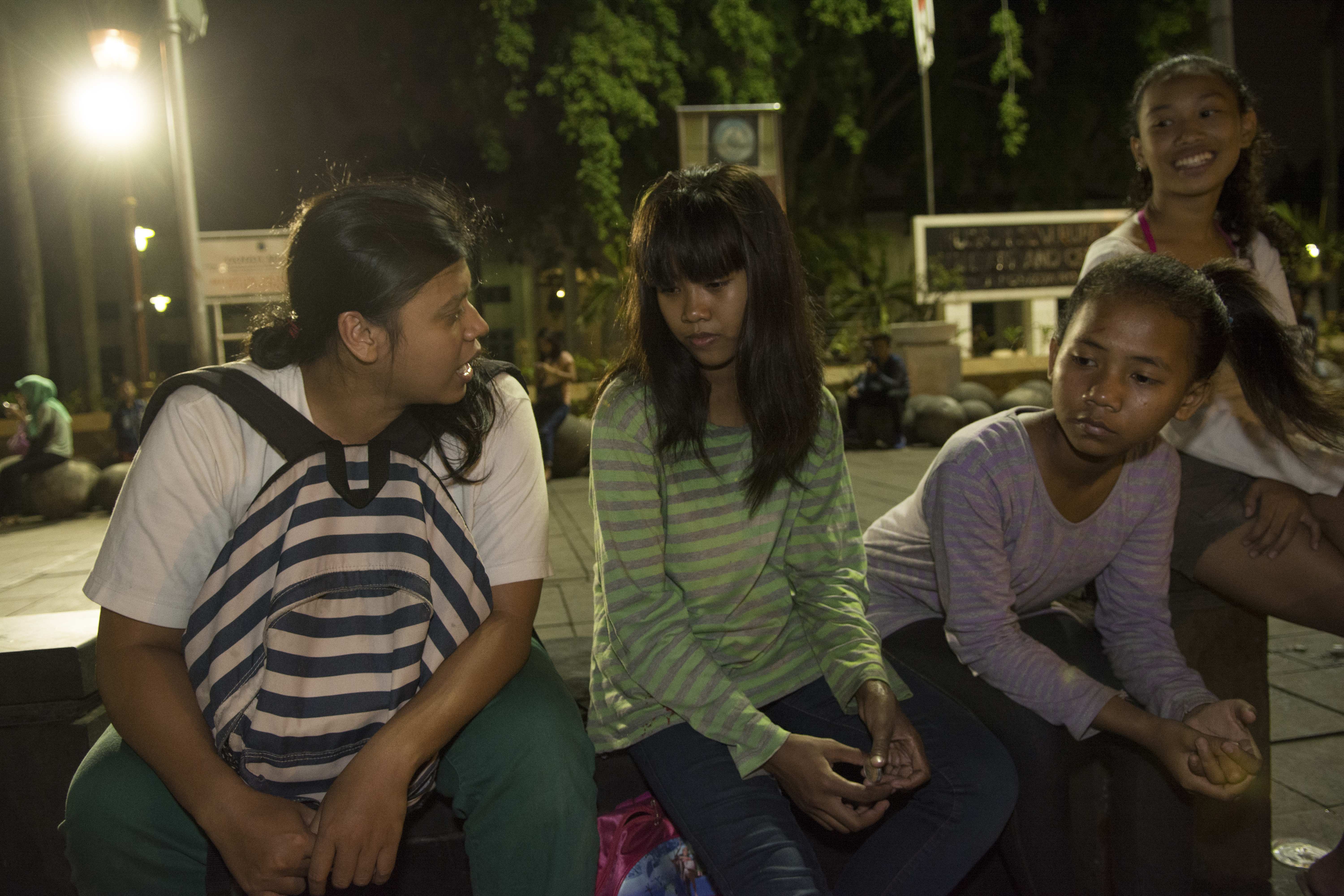 Straßenkinder nachts auf dem Fatahillah-Platz in Jakarta: Eine KDM-Mitarbeiterin kümmert sich um sie (Quelle: Christian Nusch)