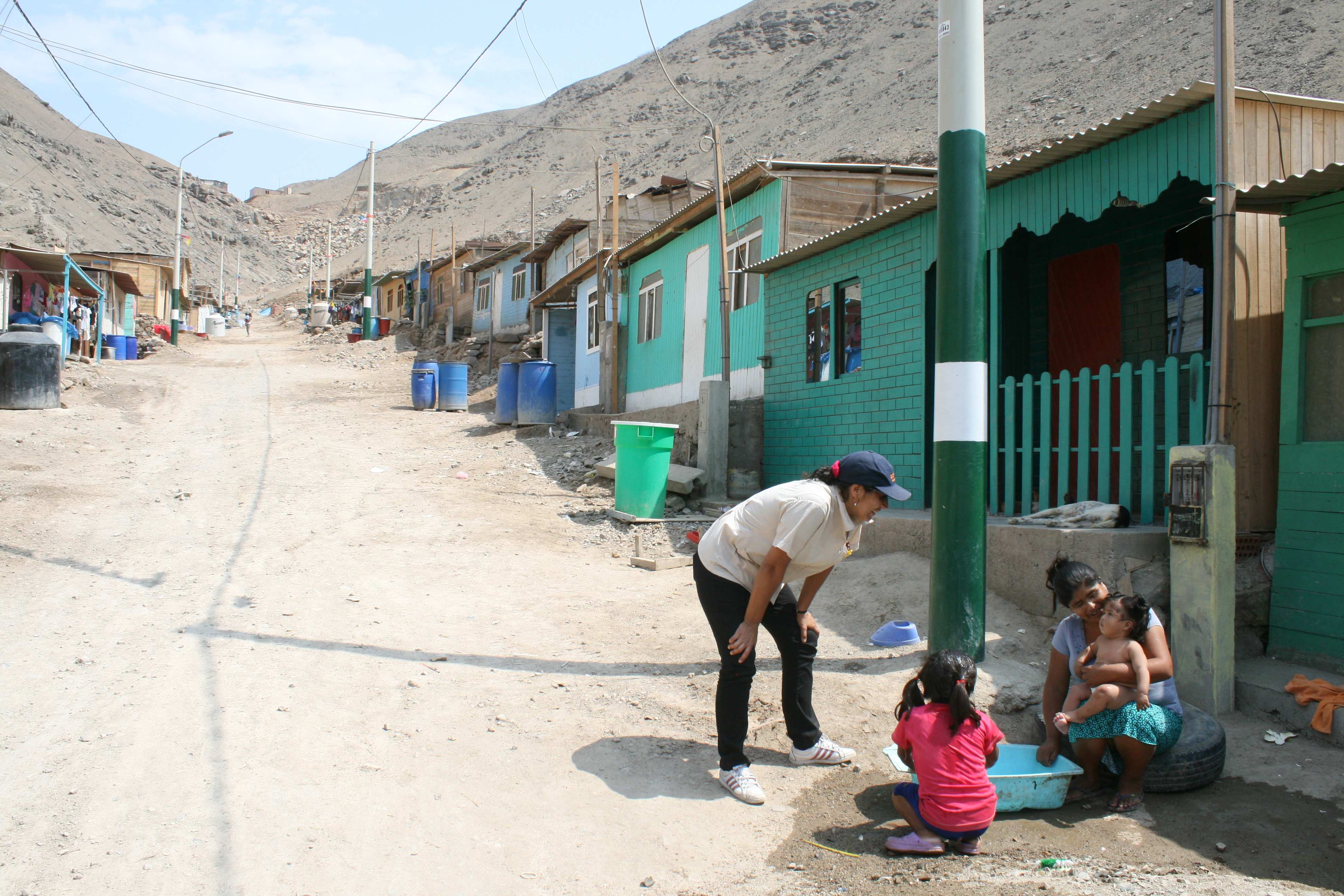 Lateinamerika-Reise Vorstand - Ada Paredes von Kusiwarma im Gespräch mit einer Bewohnerin des Sektors 'Las Minas del Rey Salomon'