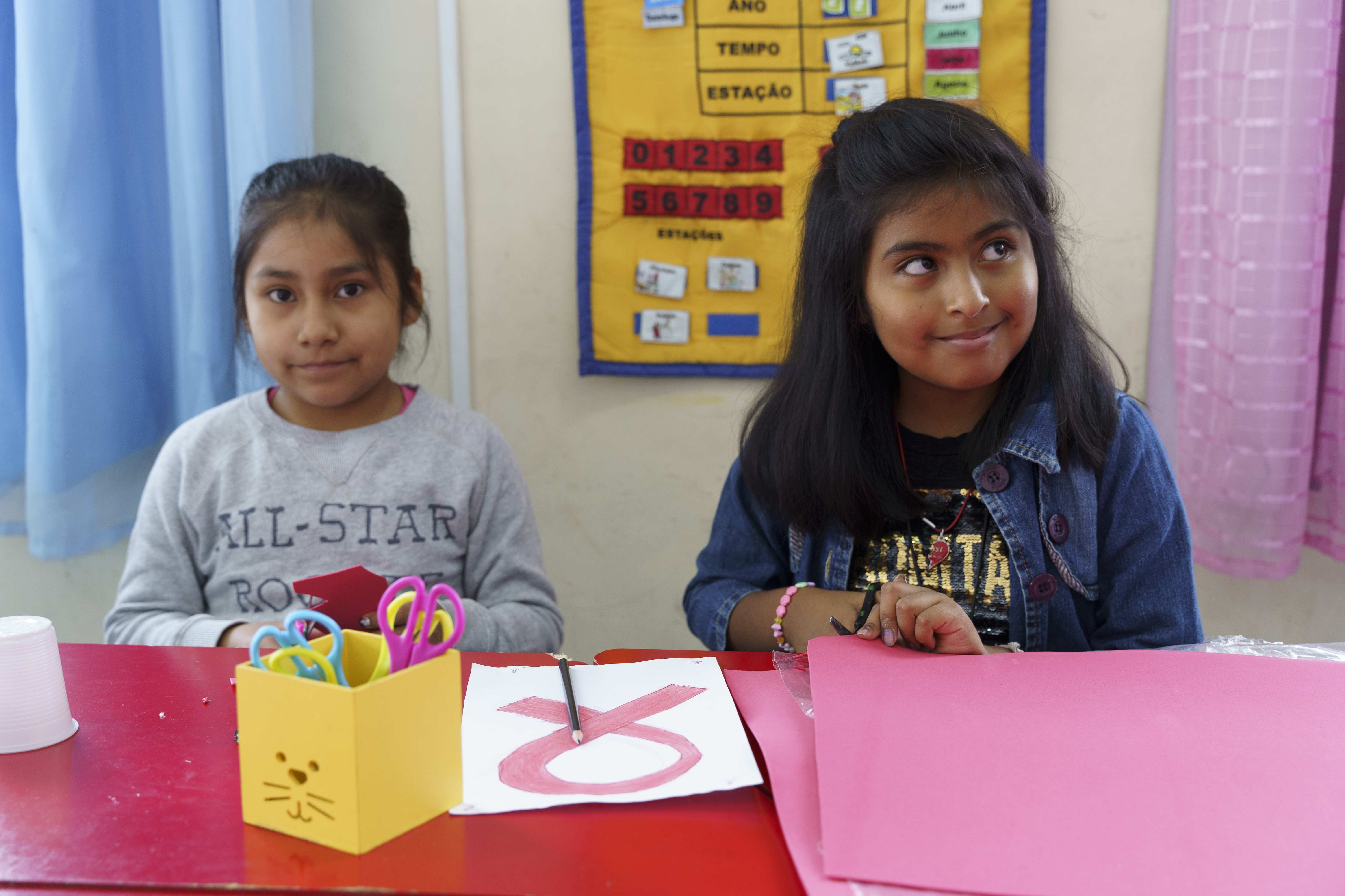 Adryelle und Jandira in ihrer Grundschulklasse (Quelle: Christian Nusch)