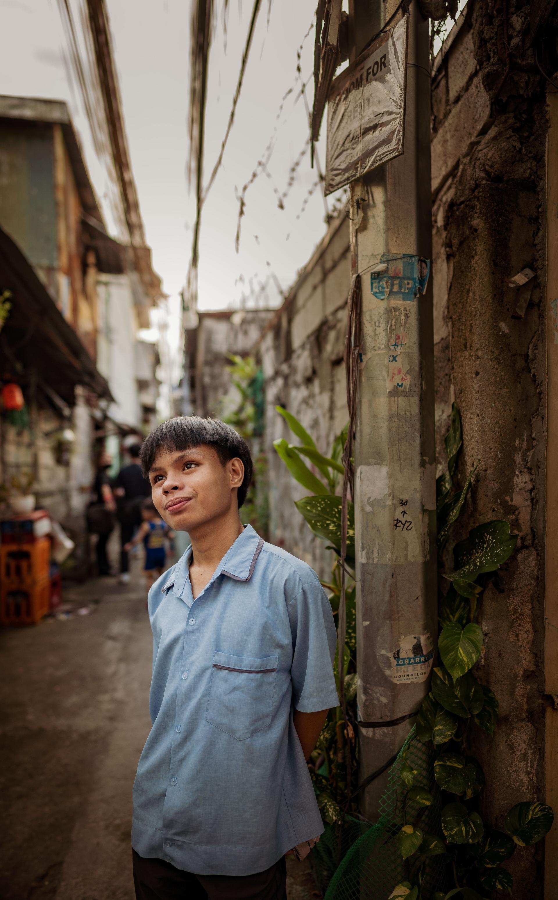 Ein Junge steht in einem Slum der philippinischen Hauptstadt Manila. (Quelle: Jakob Studnar)