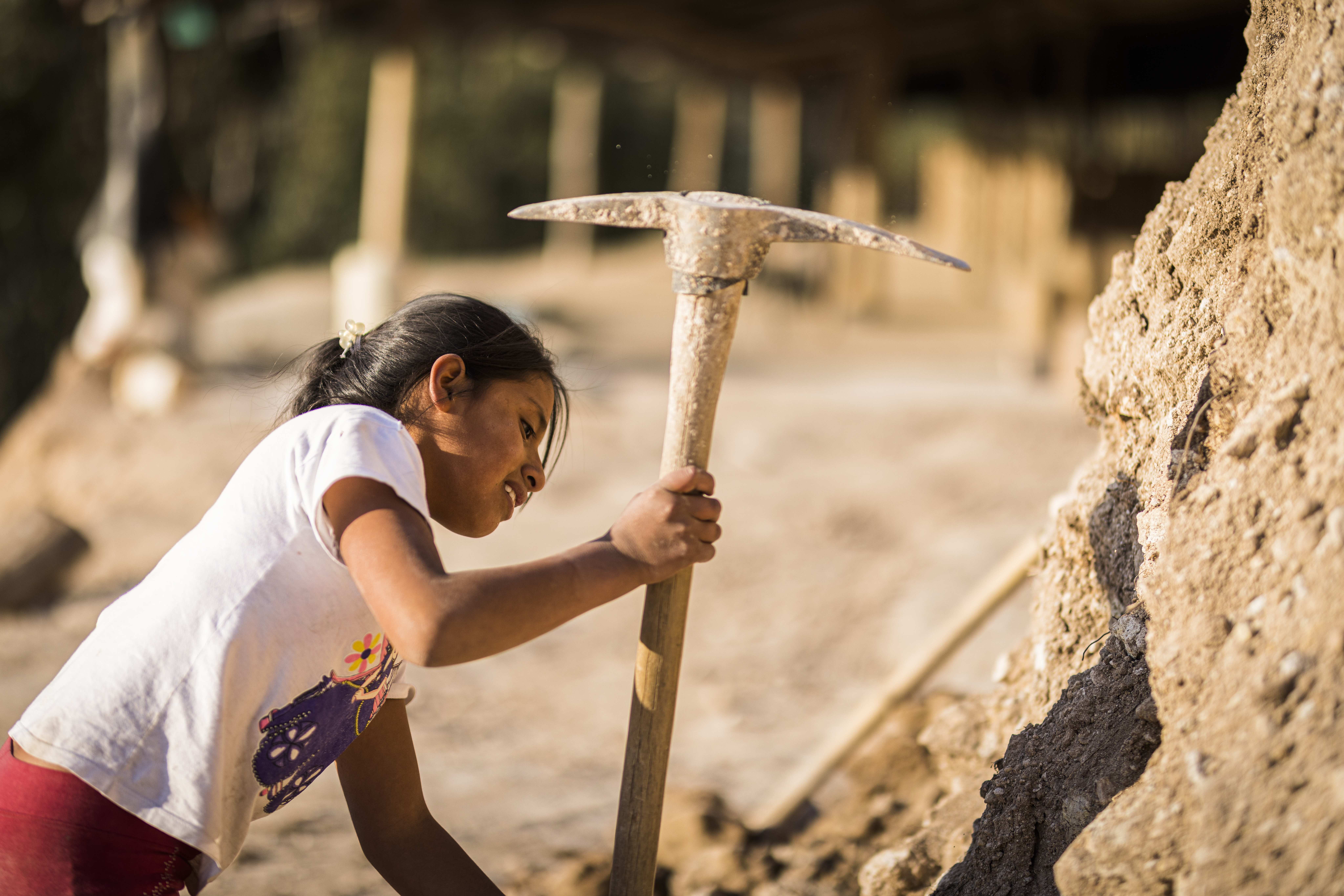 Kinderarbeiterin im peruanischen Steinbruch (Foto: Martin Bonzio)