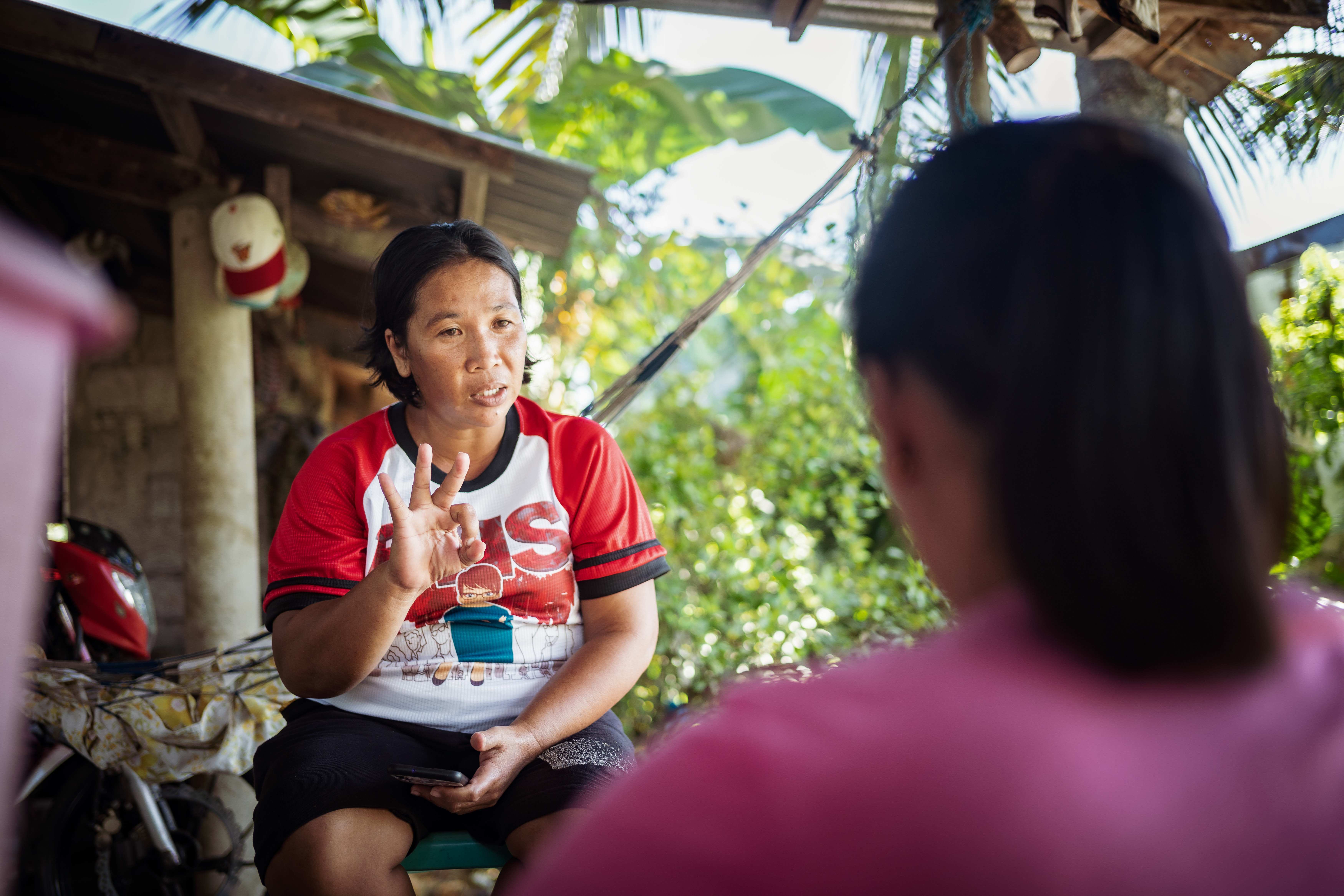Eine Frau erklärt einer anderen Frau etwas, die ihr gegenüber sitzt (Quelle: Jakob Studnar) Eine Frau erklärt einer anderen Frau etwas, die ihr gegenüber sitzt (Quelle: Jakob Studnar)