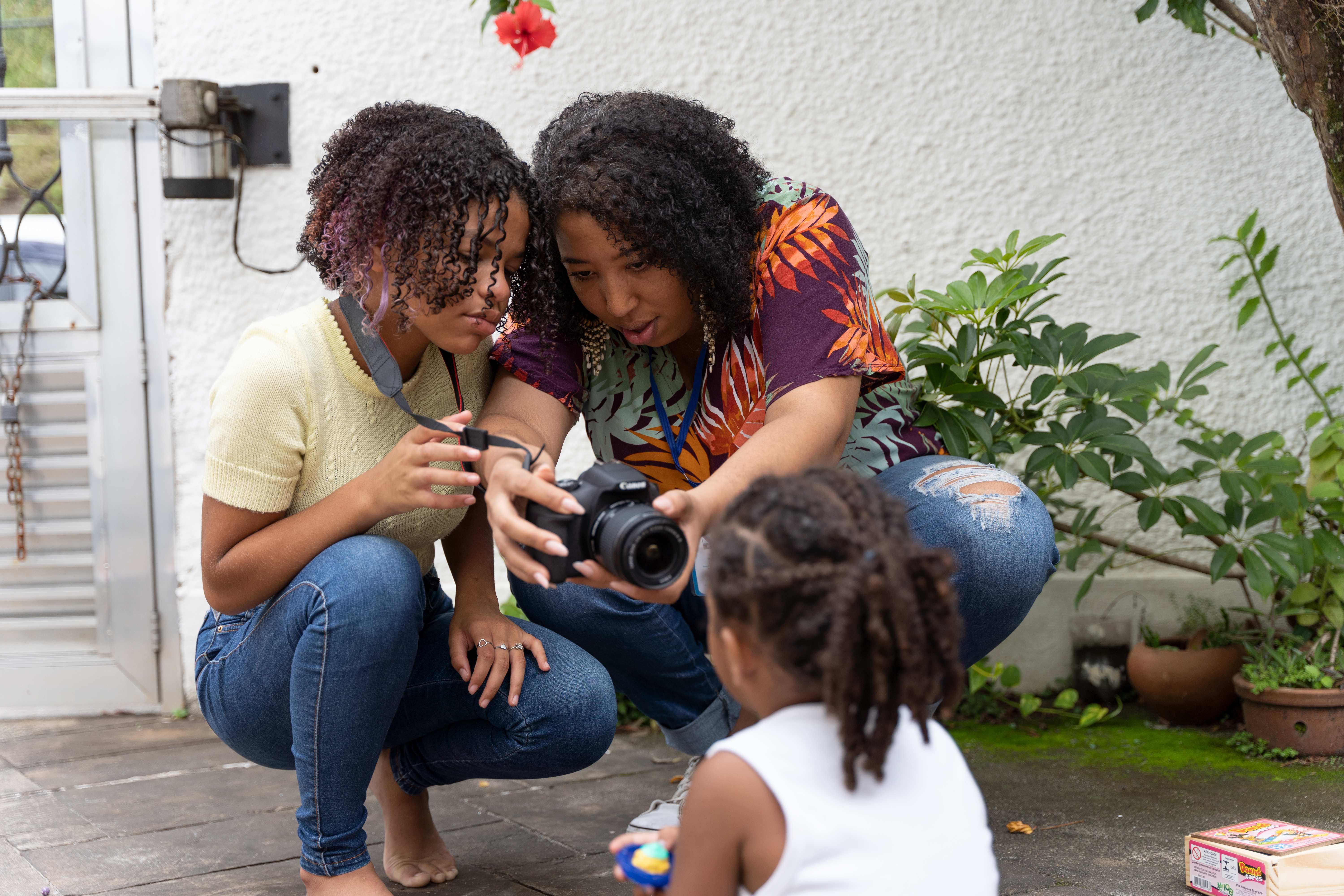 Thais Alvarenga, Leiterin des Fotoworkshops, erklärt Hasa, mit welcher Einstellung sie ihre Schwester am besten fotografieren kann (Quelle: Christian Nusch) Thais Alvarenga, Leiterin des Fotoworkshops, erklärt Hasa, mit welcher Einstellung sie ihre Schwester am besten fotografieren kann (Quelle: Christian Nusch)