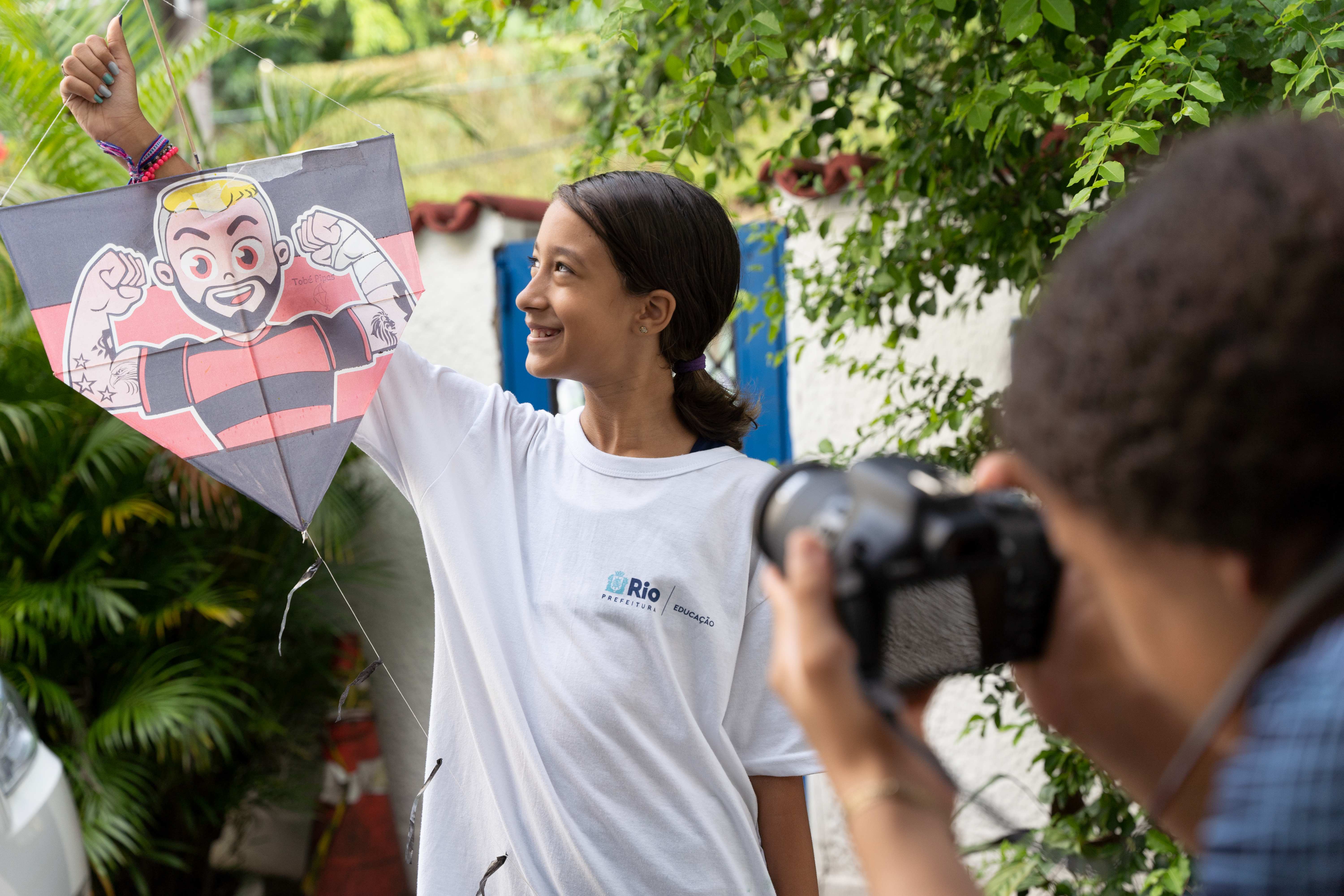 Millena, Teilnehmerin des Fotoworkshops, hält einen Drachen hoch, auf dem ein tätowierter Mann seine Fäuste ballt (Quelle: Christian Nusch) Millena, Teilnehmerin des Fotoworkshops, hält einen Drachen hoch, auf dem ein tätowierter Mann seine Fäuste ballt (Quelle: Christian Nusch)