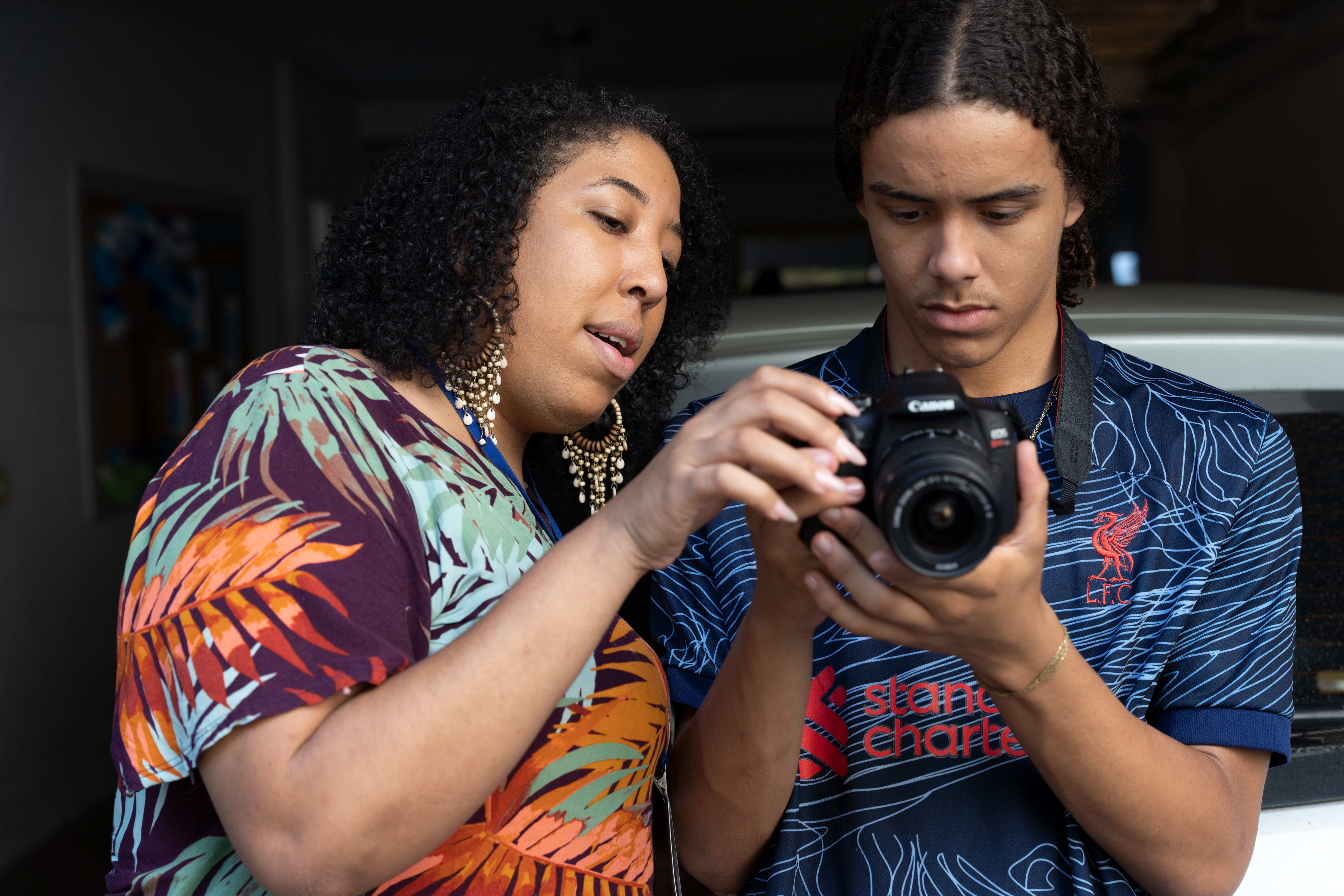 Thais Alvarenga, Sozialarbeiterin bei Promundo und Leiterin des Fotoworkshops mit einem Teilnehmer (Quelle: Christian Nusch) Thais Alvarenga, Sozialarbeiterin bei Promundo und Leiterin des Fotoworkshops mit einem Teilnehmer (Quelle: Christian Nusch)
