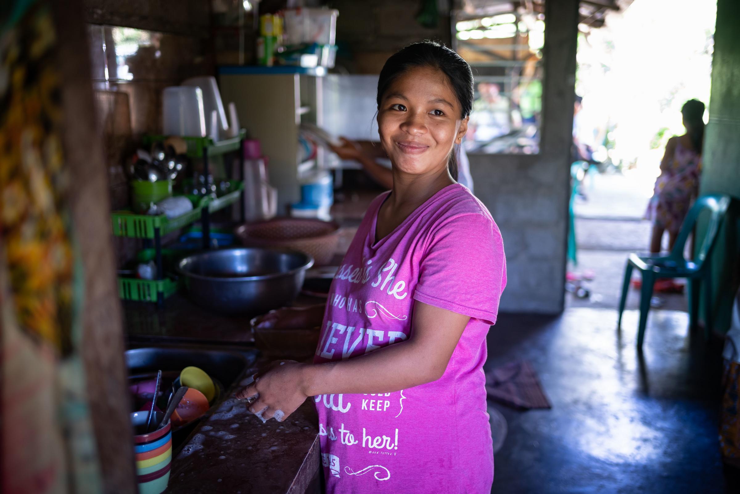 Ein schwangeres Mädchen steht an einem Herd in einer Hütte und kocht (Quelle: Jakob Studnar) Ein schwangeres Mädchen steht in einer Hütte und spült (Quelle: Jakob Studnar)