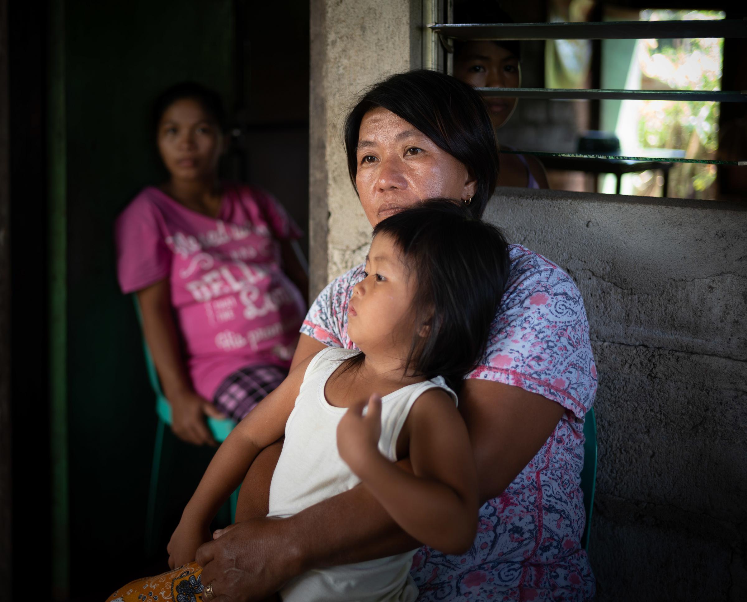 Eine Frau hält ein Mädchen inm Arm, ein anderes Mädchen steht im Türeingang dahinter (Quelle: Jakob Studnar) Eine Frau hält ein Mädchen inm Arm, ein anderes Mädchen steht im Türeingang dahinter (Quelle: Jakob Studnar)