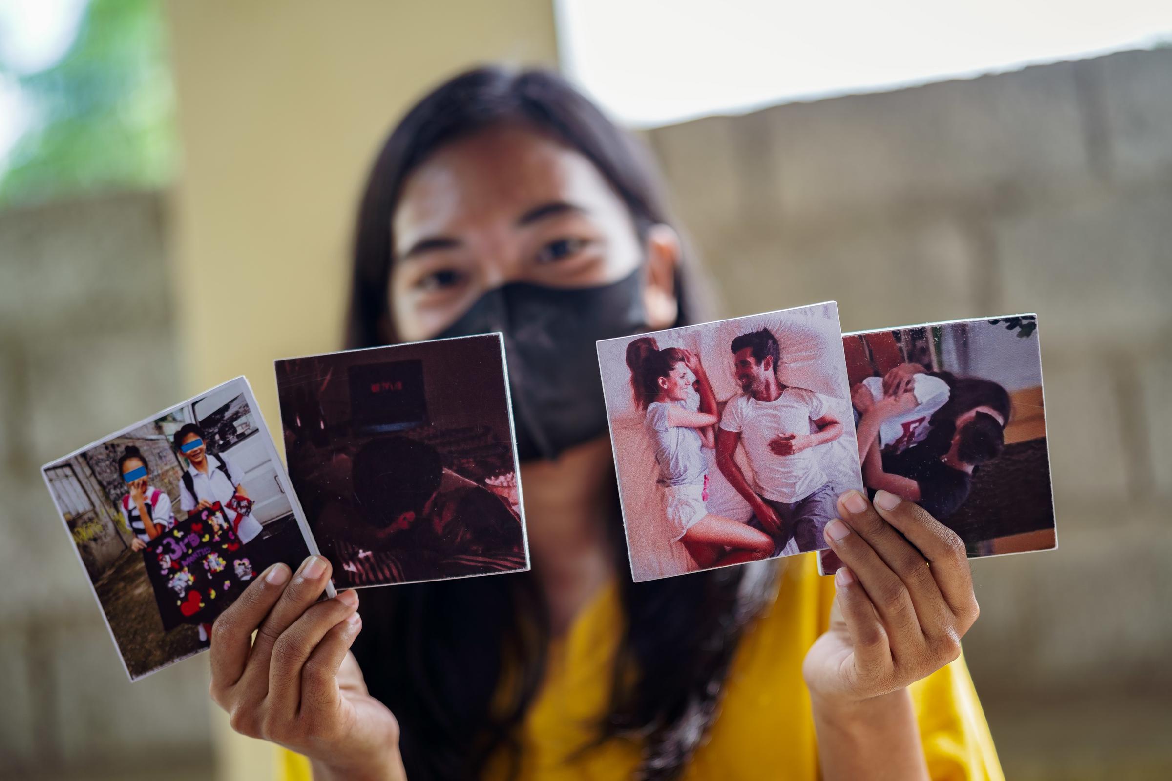 Eine Frau hält vier Fotos von Liebespaaren hoch (Quelle: Jakob Studnar) Eine Frau hält vier Fotos von Liebespaaren hoch (Quelle: Jakob Studnar)