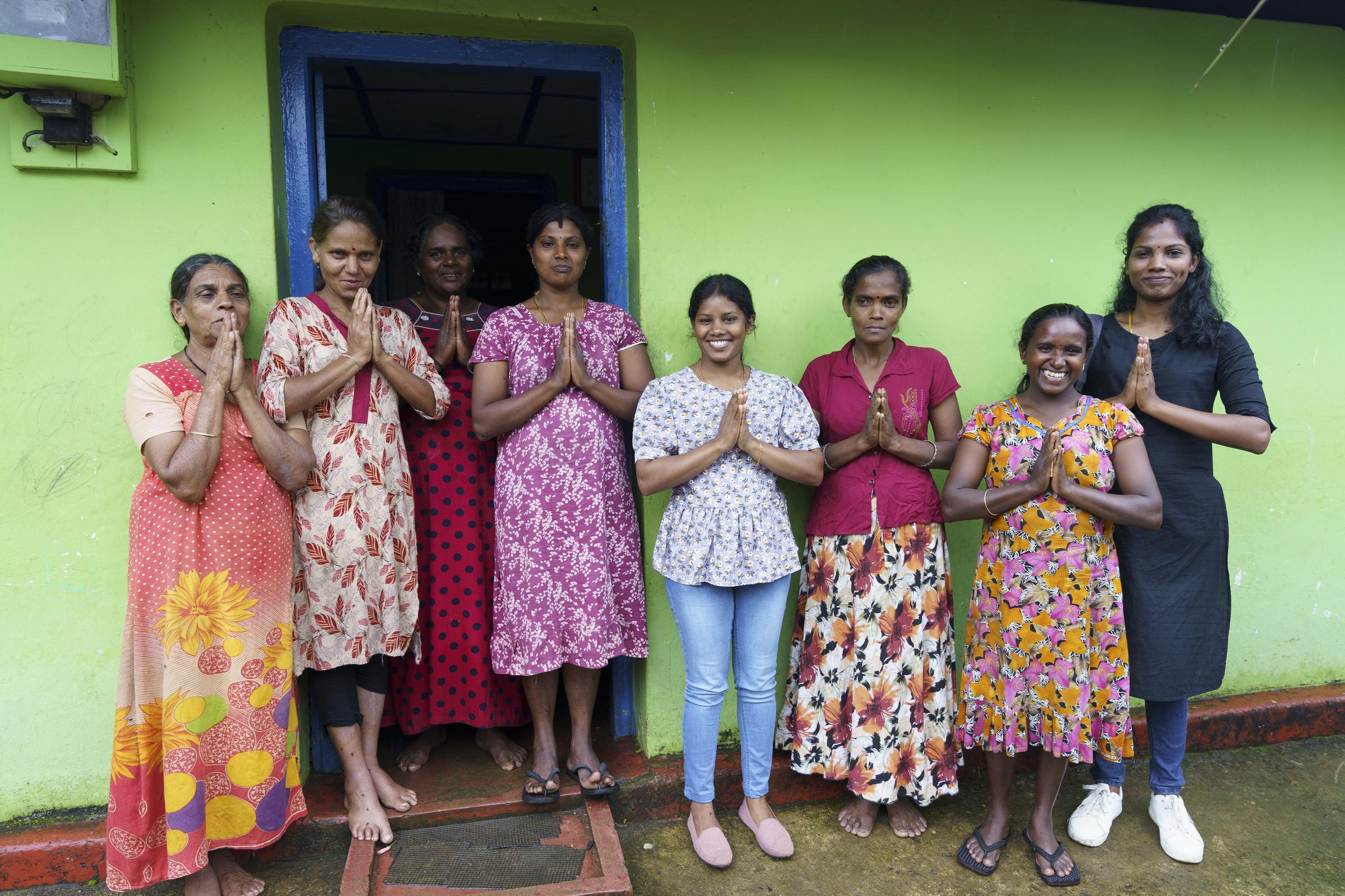 Eine Gruppe von Frauen mit einer Mitarbeiterin des Kindernothilfepartners (Quelle: Christian Nusch) Das Interesse der Frauen an den Selbsthilfegruppen ist riesig (Foto: Christian Nusch)
