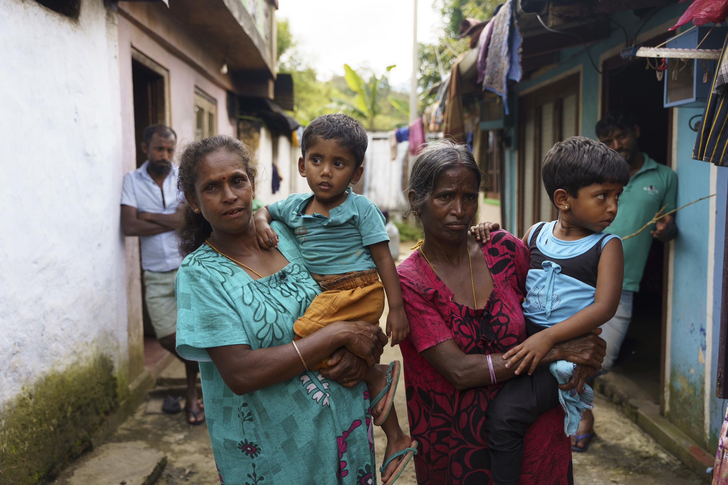 Zwei Mütter mit ihren Kindern in einer Gasse (Quelle: Christian Nusch) Die Teepflückerinnen wohnen in einer Siedlung auf der Plantage (Foto: Christian Nusch)