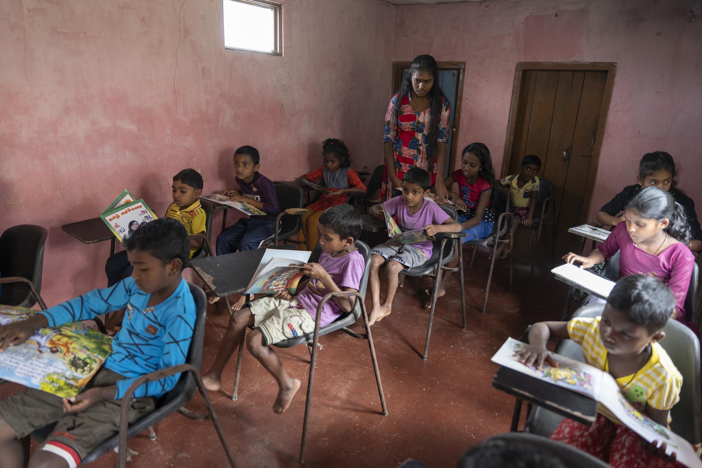 Sri Lanka: Kinder sitzen in einer Bücherei an Tischen und lesen (Quelle; Christian Nusch) Wenn die Bibliothek öffnet, dauert es nur wenige Minuten, bis alle Plätze besetzt sind (Foto: Christian Nusch)