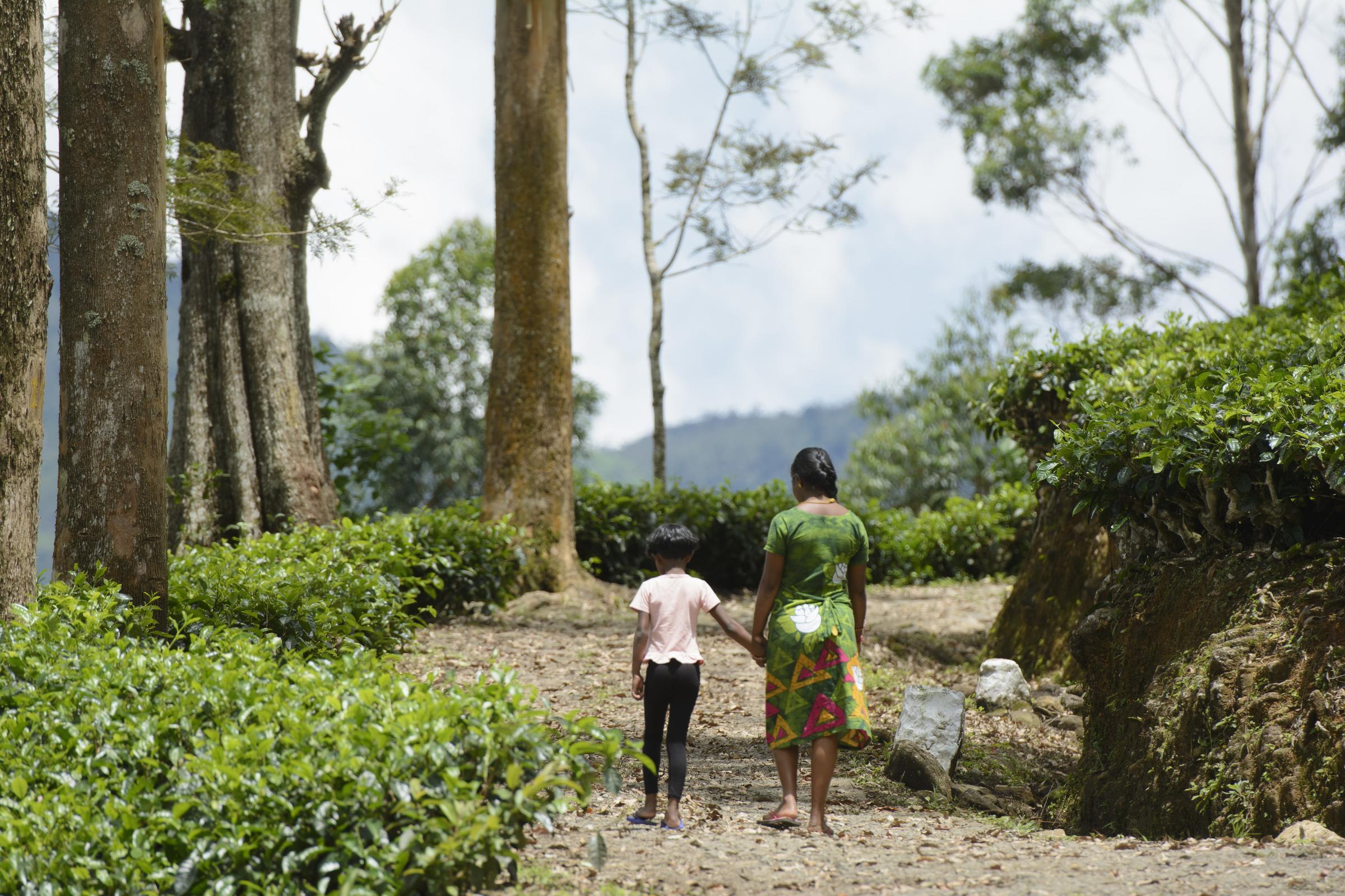Eine Mutter geht mit ihrer Tochter spazieren (Quelle: Christian Nusch) Auch Malar hat Hoffnung für die Zukunft und lässt sich nicht entmutigen (Foto: Christian Nusch)