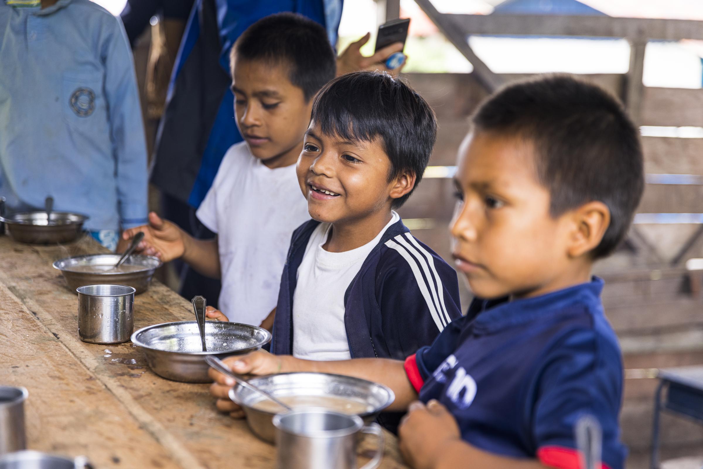 Mittagessen in einer 1-Lehrer-Schule in Ecuador (Foto: Martin Bonzio) Schulbücher