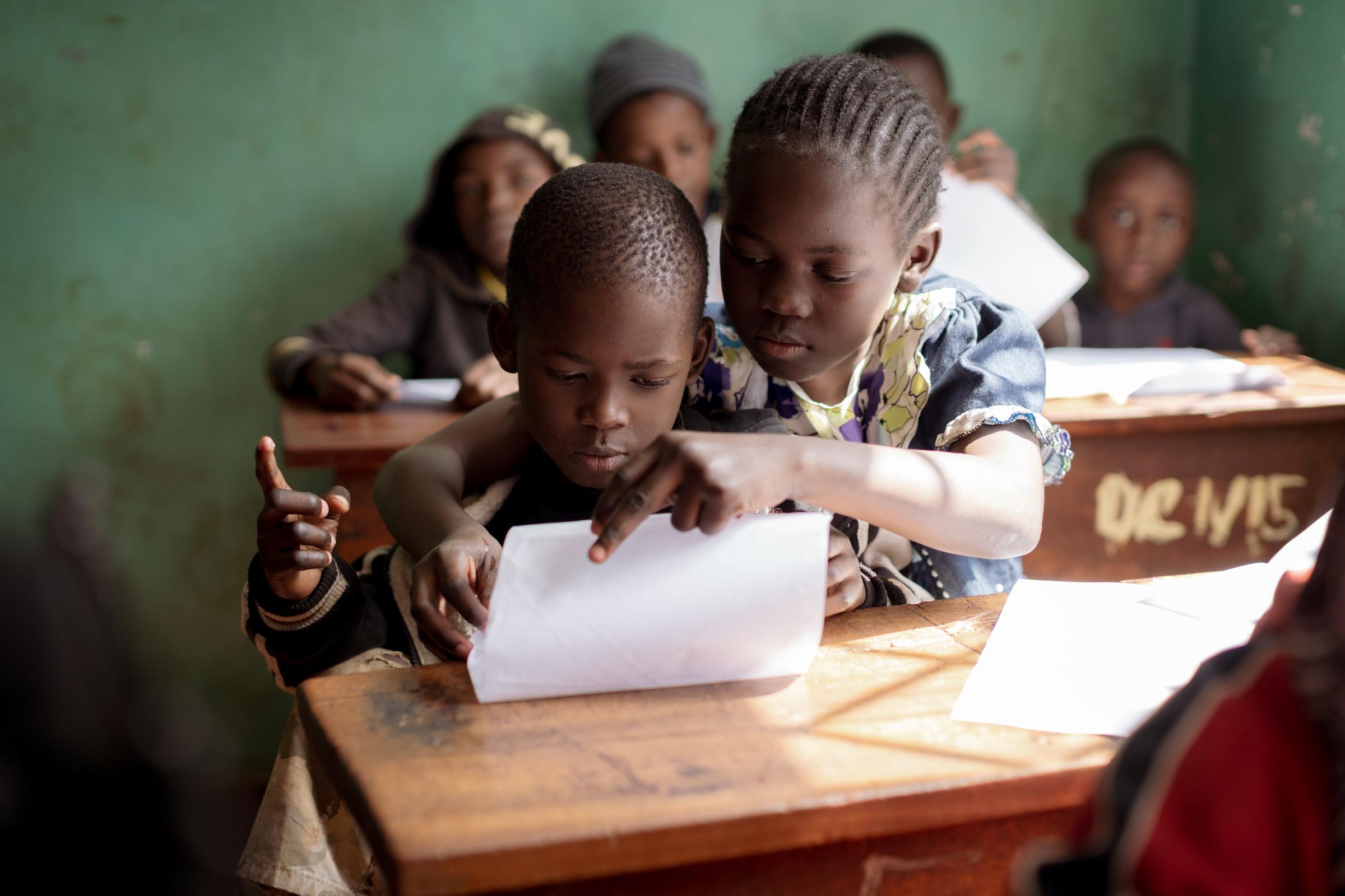 Schulklasse in Nairobi, Kenia (Foto: Jakob Studnar) Hygieneprodukte