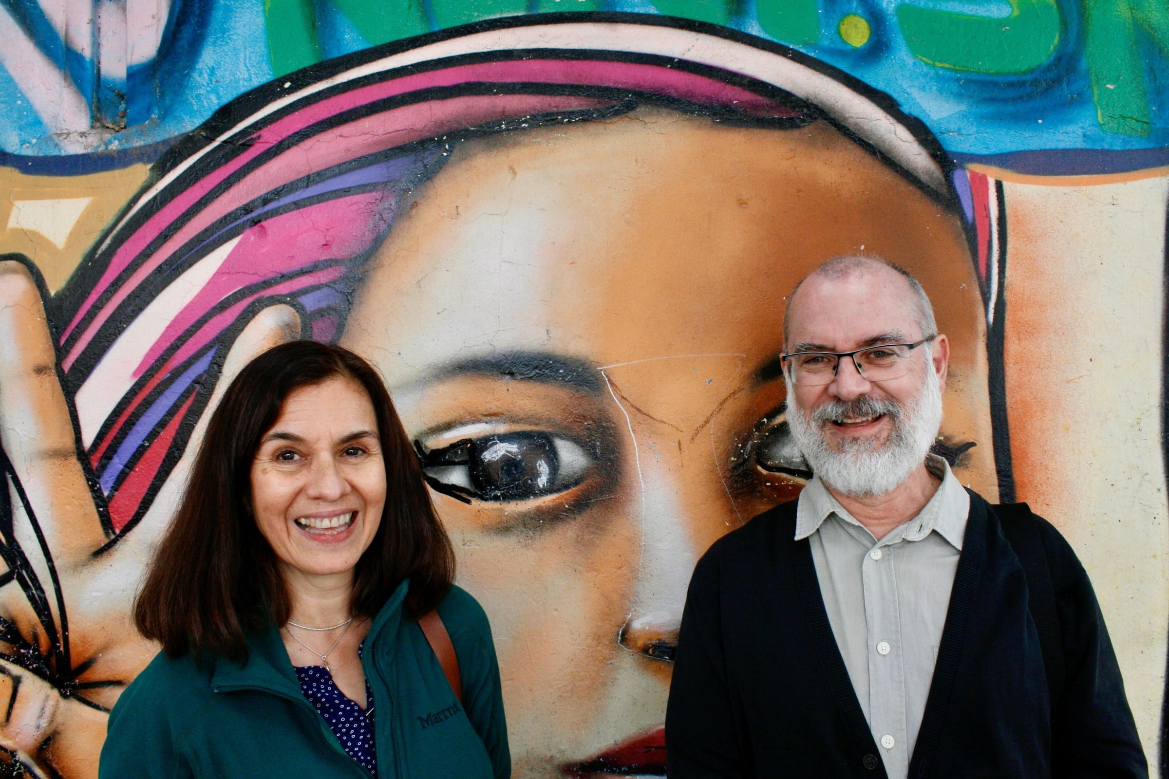 Claudia Vera und José Horacio vor einem der Wandbilder des Projektes „Nuestra Señora de la Victoria“. (Foto: Claudia Vera und José Horacio vor einem der Wandbilder des Projektes „Nuestra Señora de la Victoria“. (Foto: