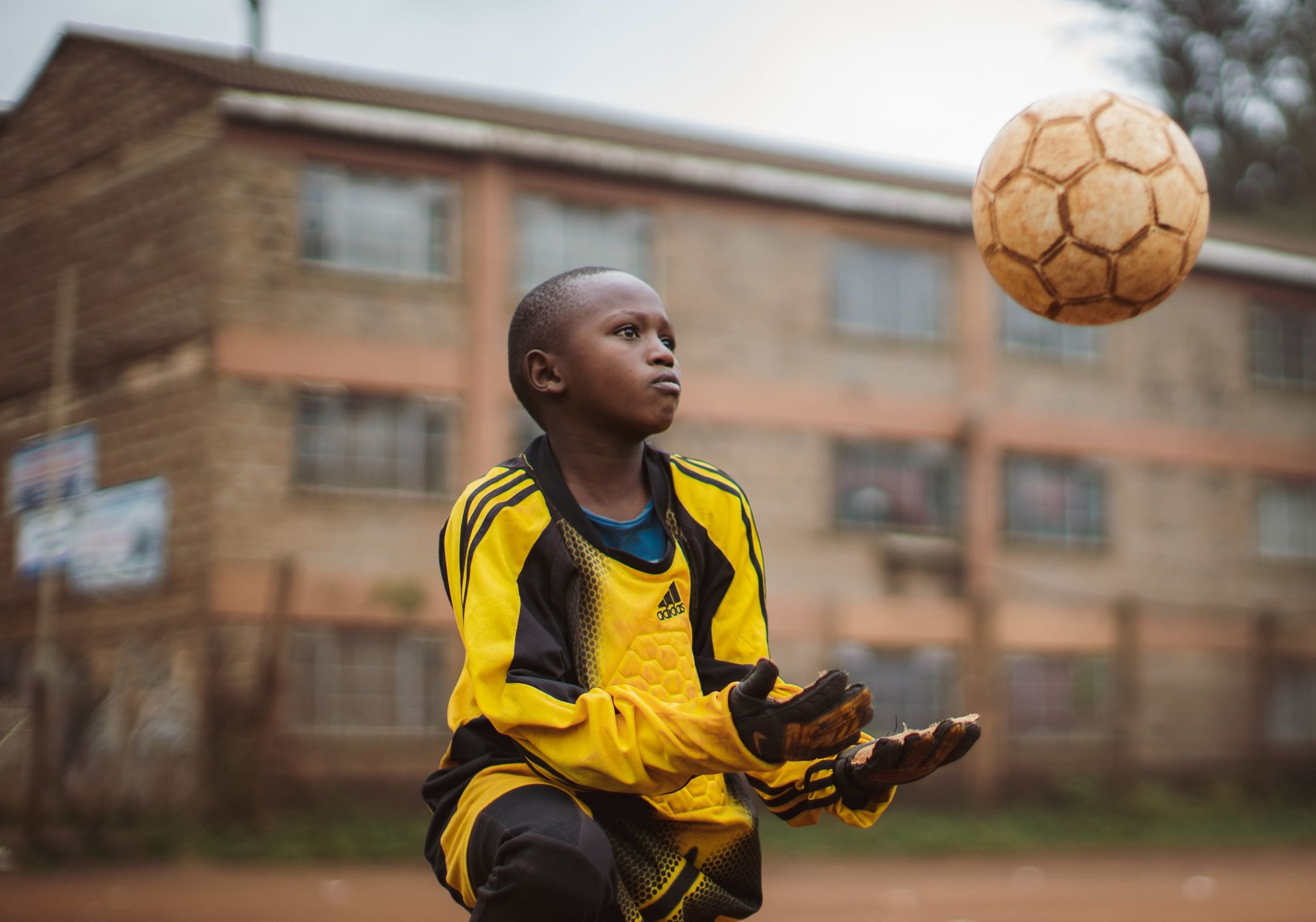 Ein Junge in Kenia spielt Fußball. (Quelle: Lars Heidrich)