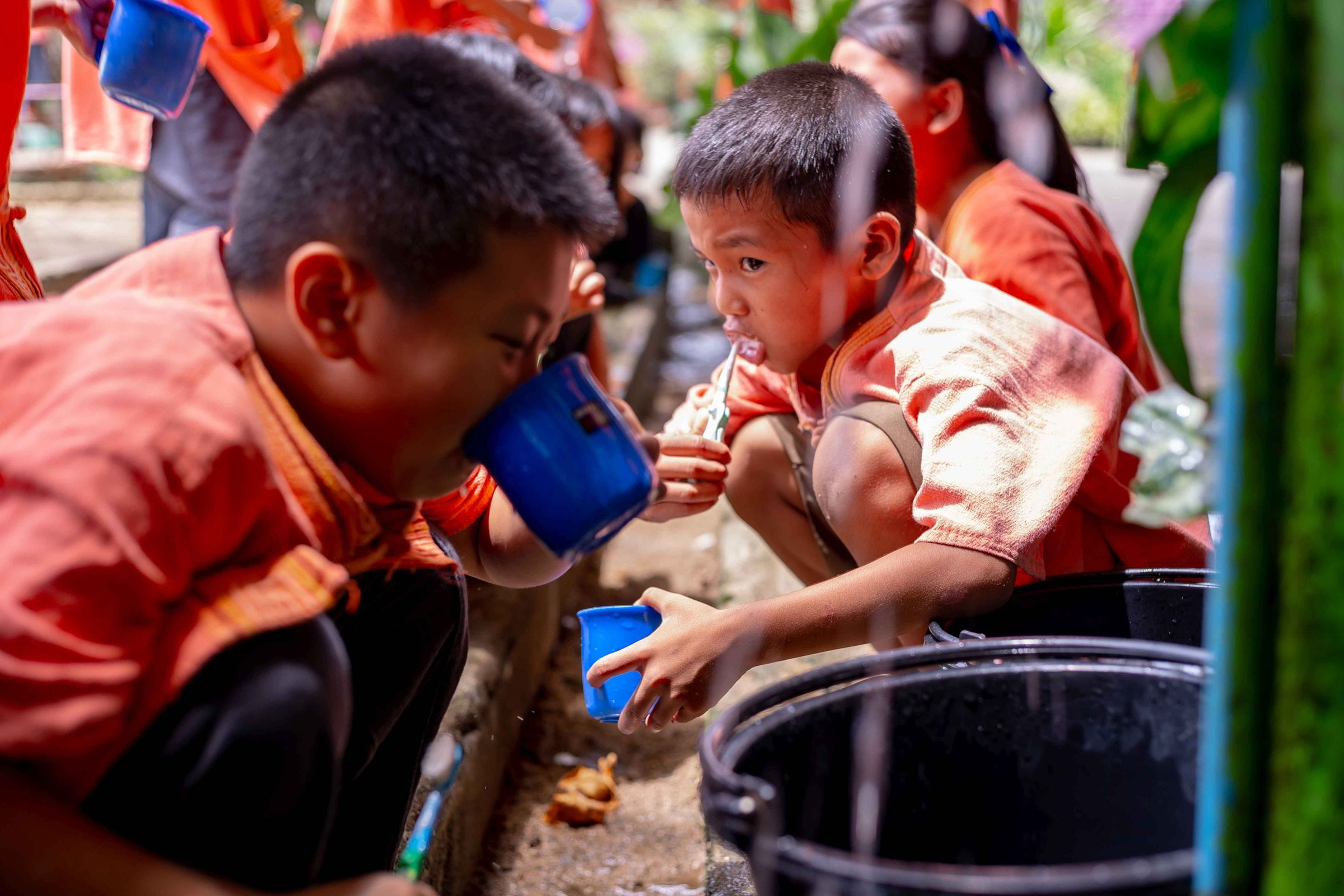 Jungen aus einem Kinderheim in Thailand beim Zähneputzen. (Quelle: Jakob Studnar)