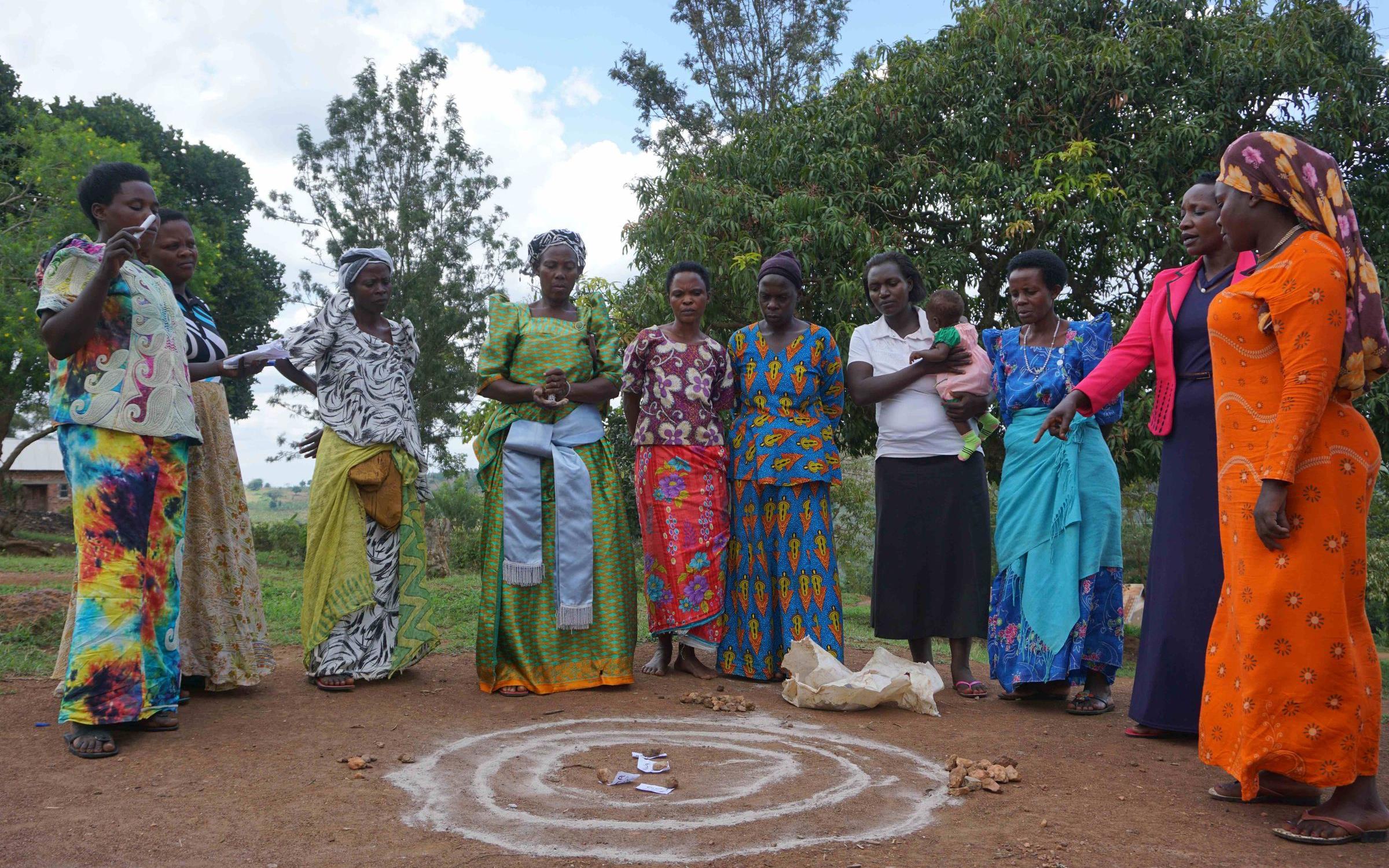 Reportage Uganda: Aufschwung am Äquator; Foto: Frauen einer Selbsthilfegruppe stehen im Halbkreis (Quelle: Ludwig Grunewald / Kindernothilfe)