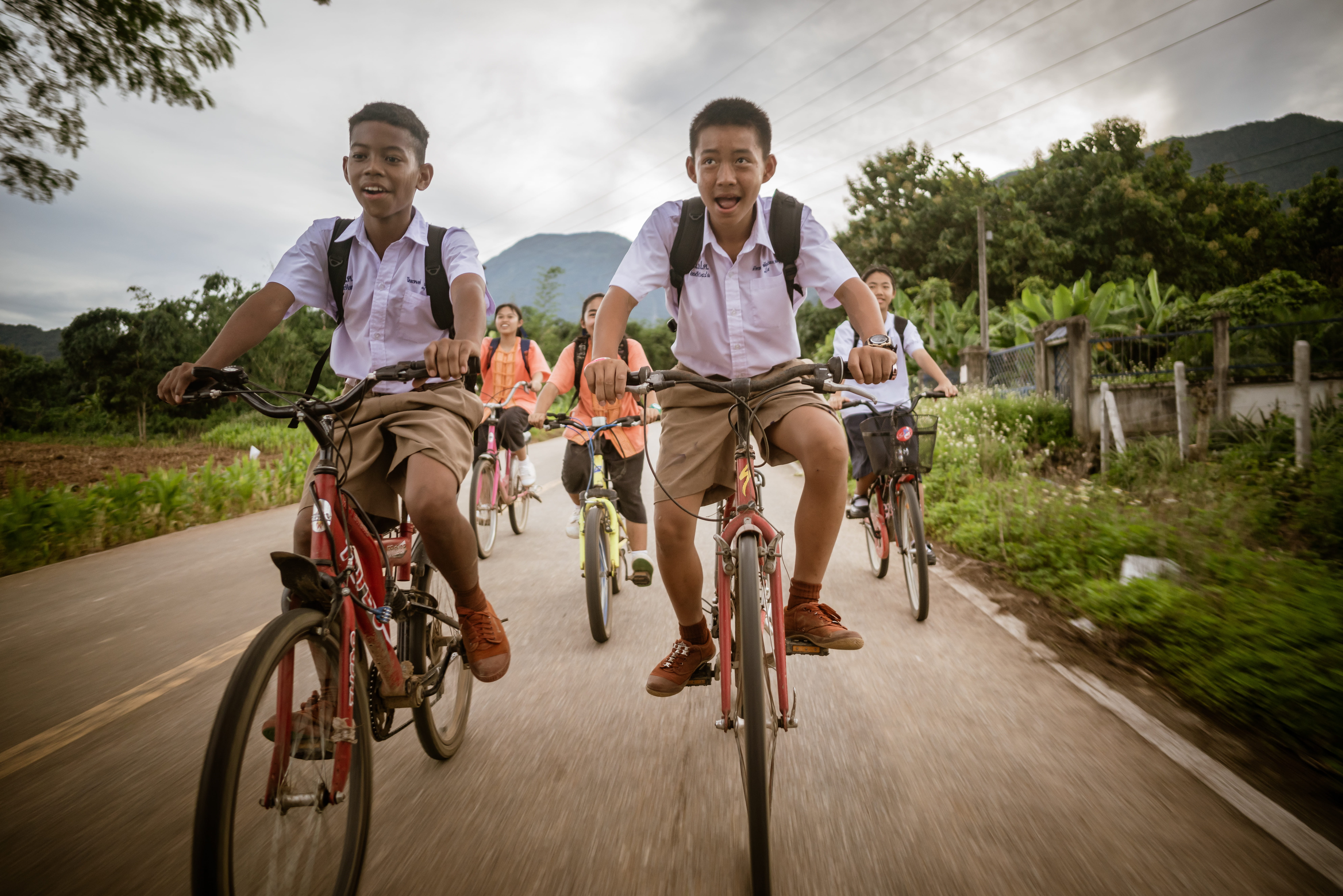 Eine Gruppe Kinder ist auf Fahrrädern in Thailand unterwegs (Quelle: Jacob Studnar)