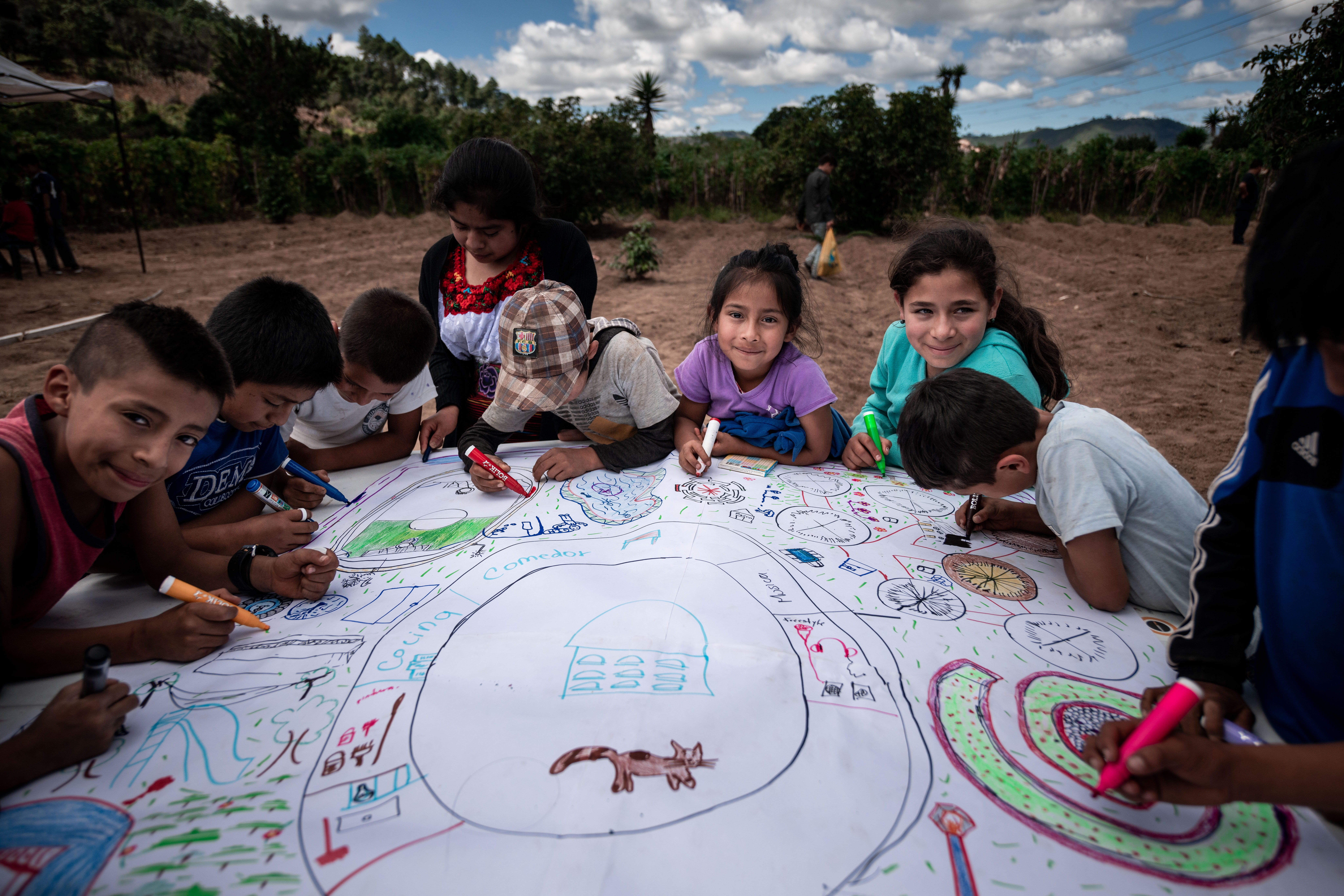Kinder in Guatemala malen ihre Wünsche auf (Bild: Fabian Strauch)